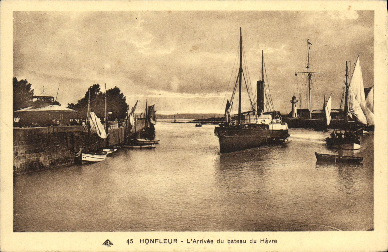 CPA Honfleur L Arrivee du Bateau du Havre