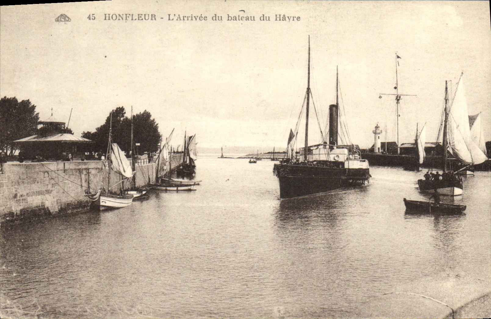 CPA Honfleur L Arrivee du Bateau du Havre