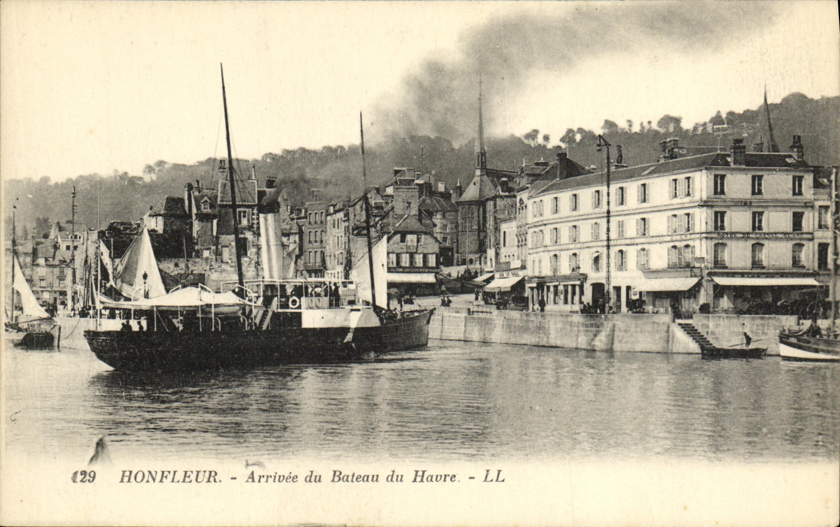CPA Honfleur Arrivee du Bateau du Havre