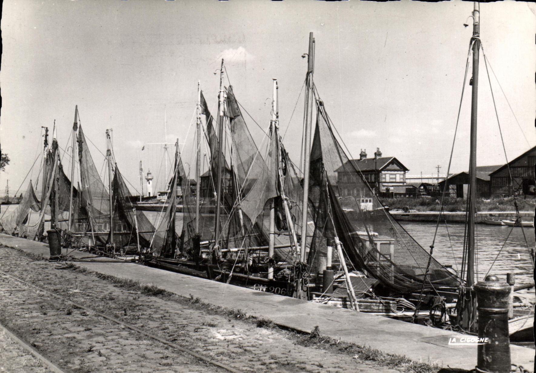 MODERN CARD Honfleur Vessel Fishing has Bateaux quay