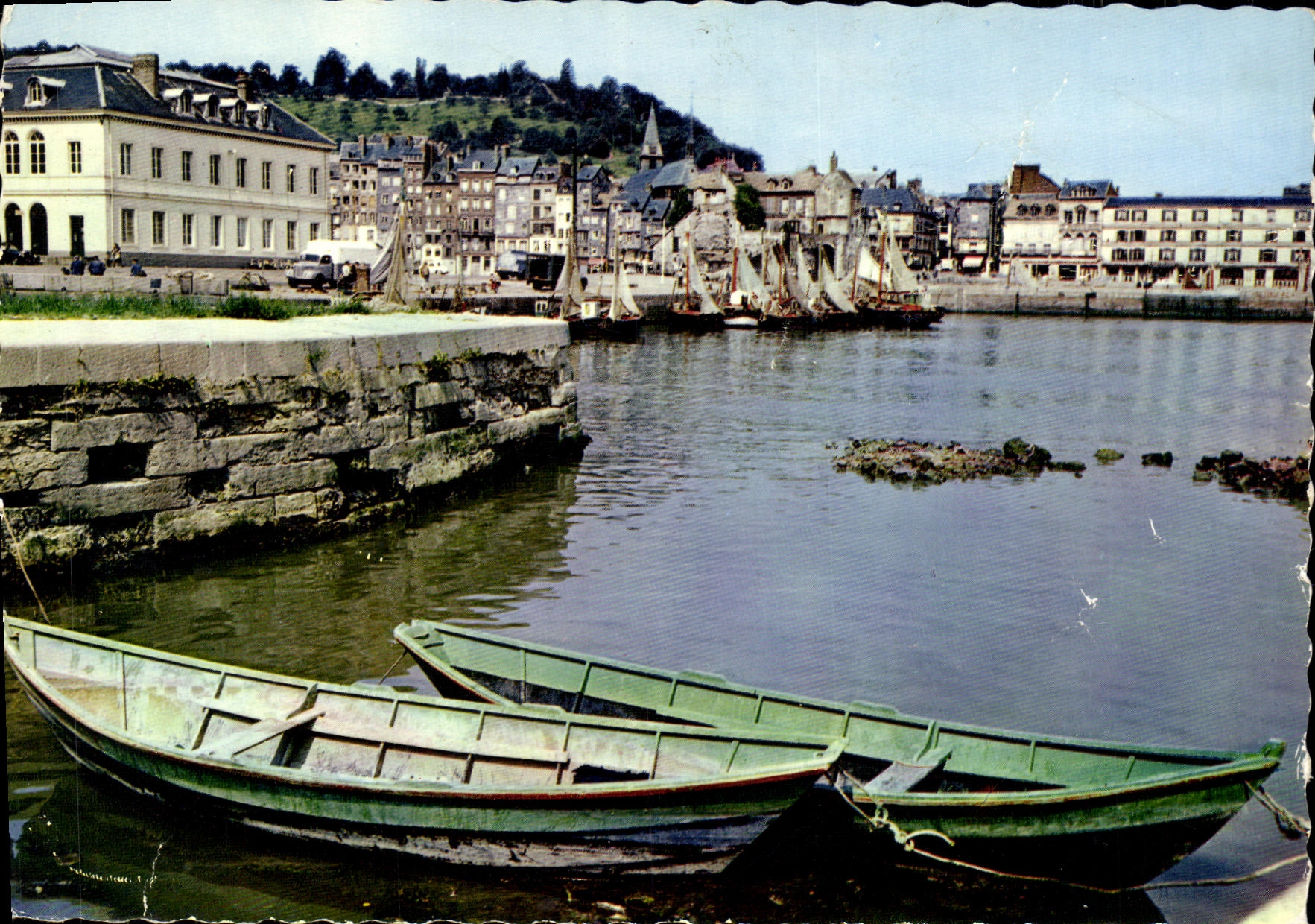 POSTAL MODERNA barcos pesqueros de Honfleur al puerto