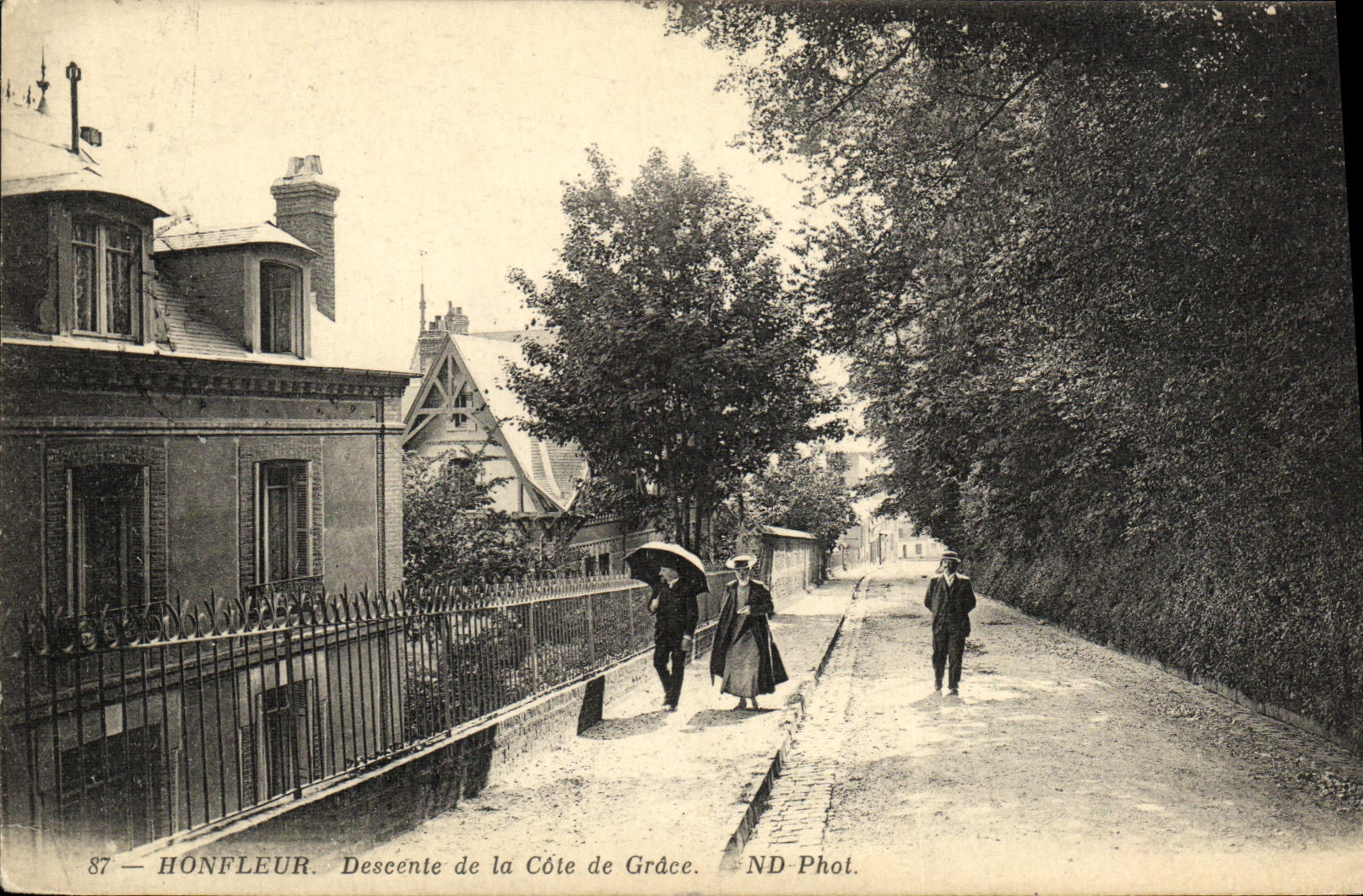CPA Honfleur Descente de la Cote de Grace