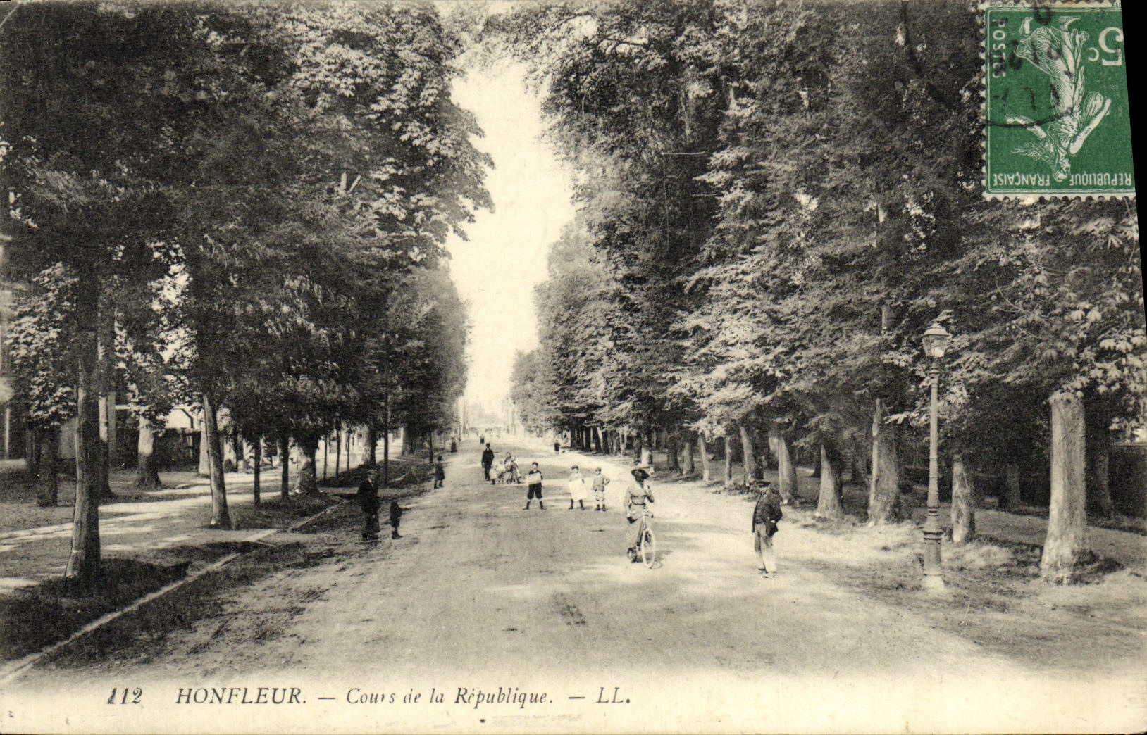Curso de Honfleur de la POSTAL de la VENDIMIA de los ninos de la república