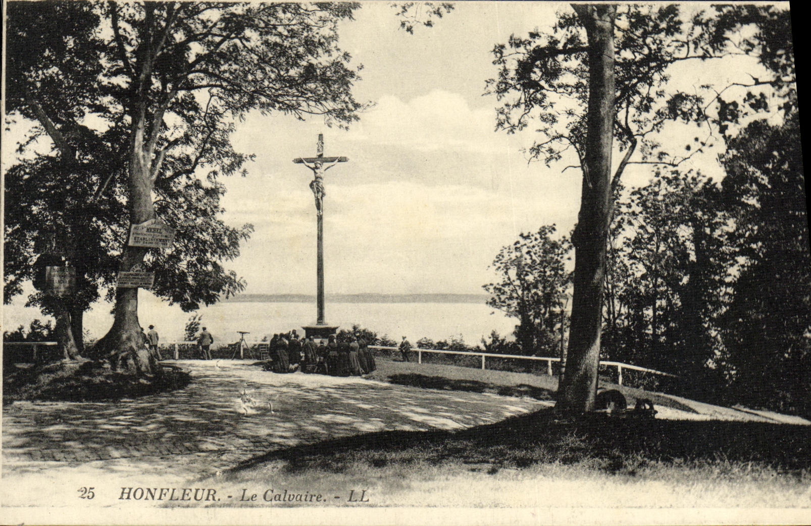 CPA Honfleur Le Calvaire Femmes agenouillees