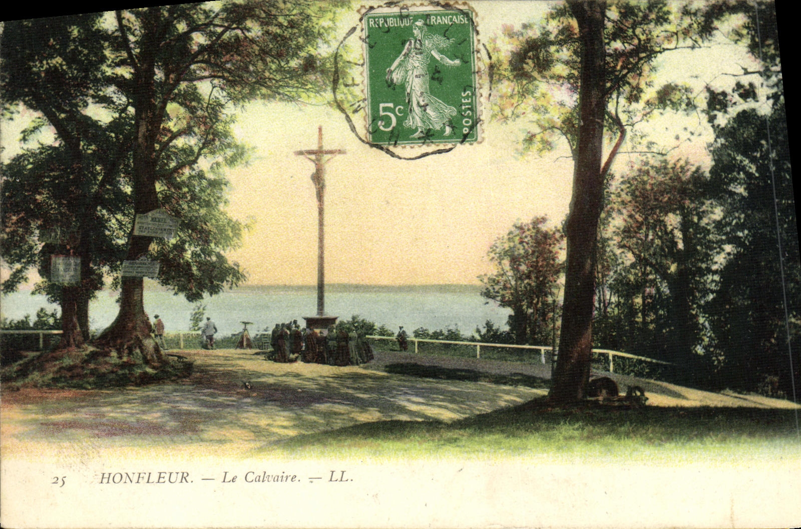 CPA Honfleur Le Calvaire Femmes agenouillees