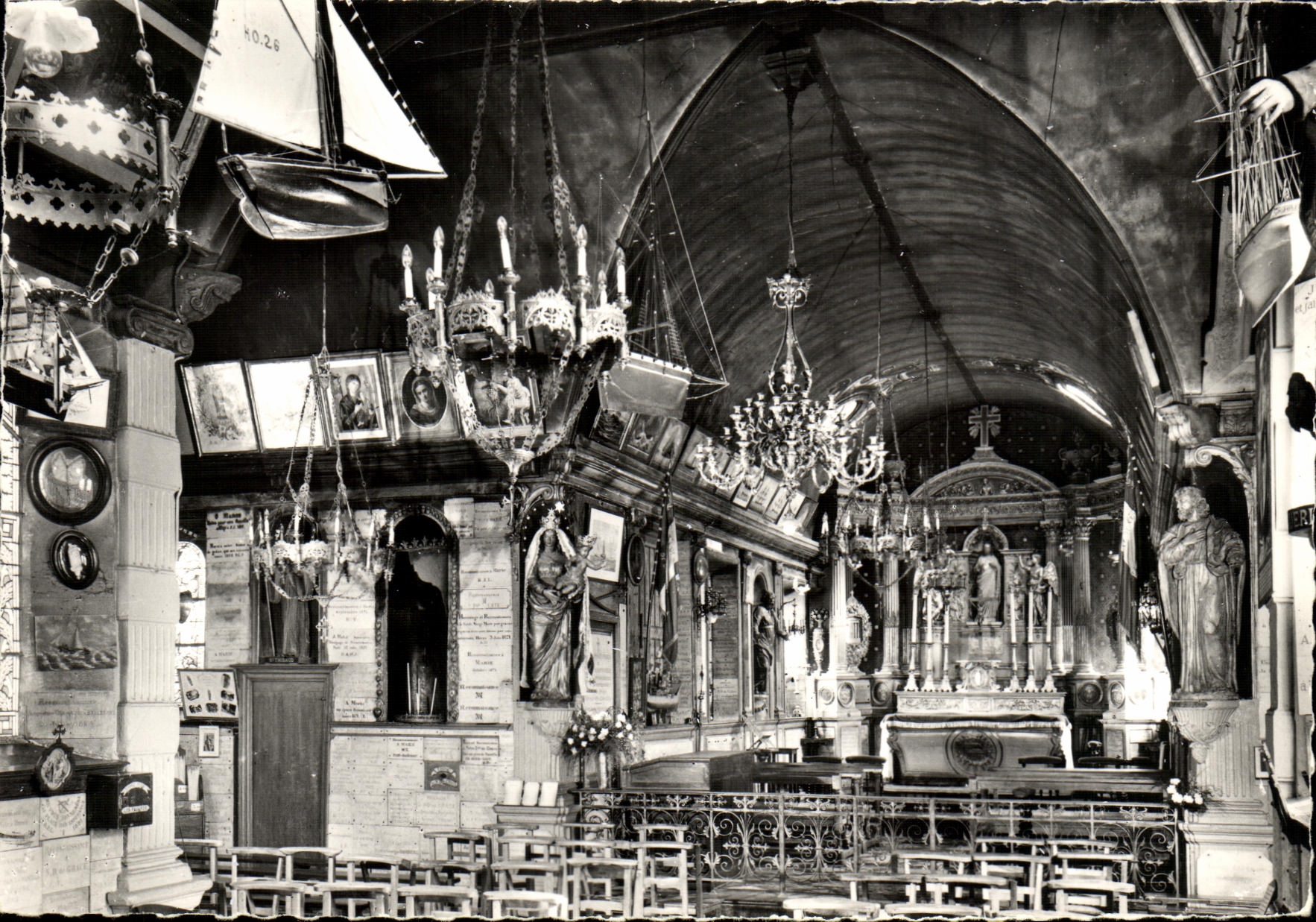 POSTAL MODERNA interior de Honfleur Notre Dame de la camara acorazada