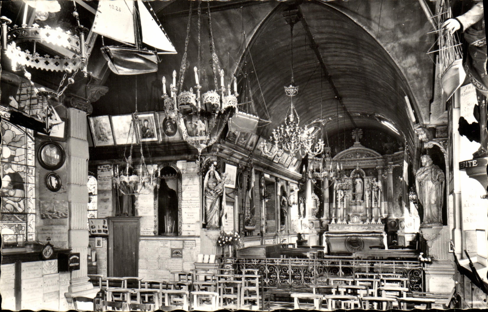 POSTAL MODERNA peregrinaje de Honfleur a senora Of Grace Interior de la nota de la camara acorazada