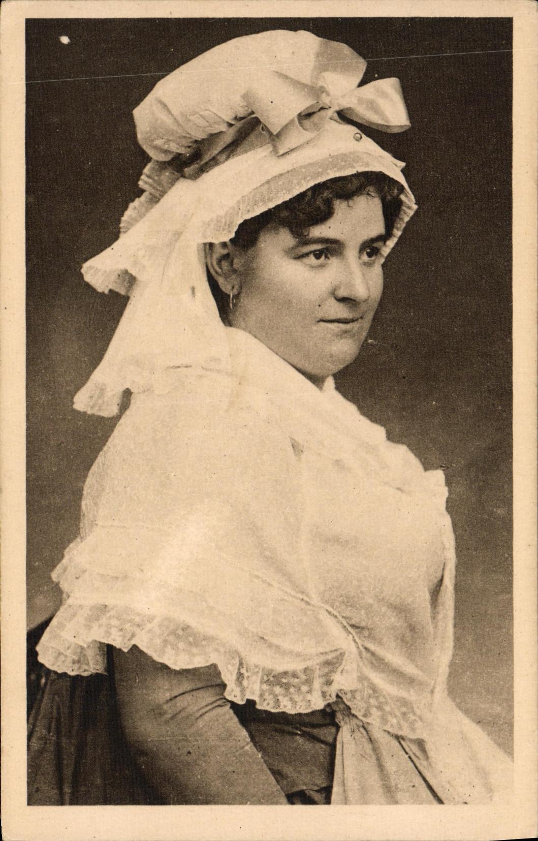 La POSTAL Honfleur de la VENDIMIA capsula el traje del folklore