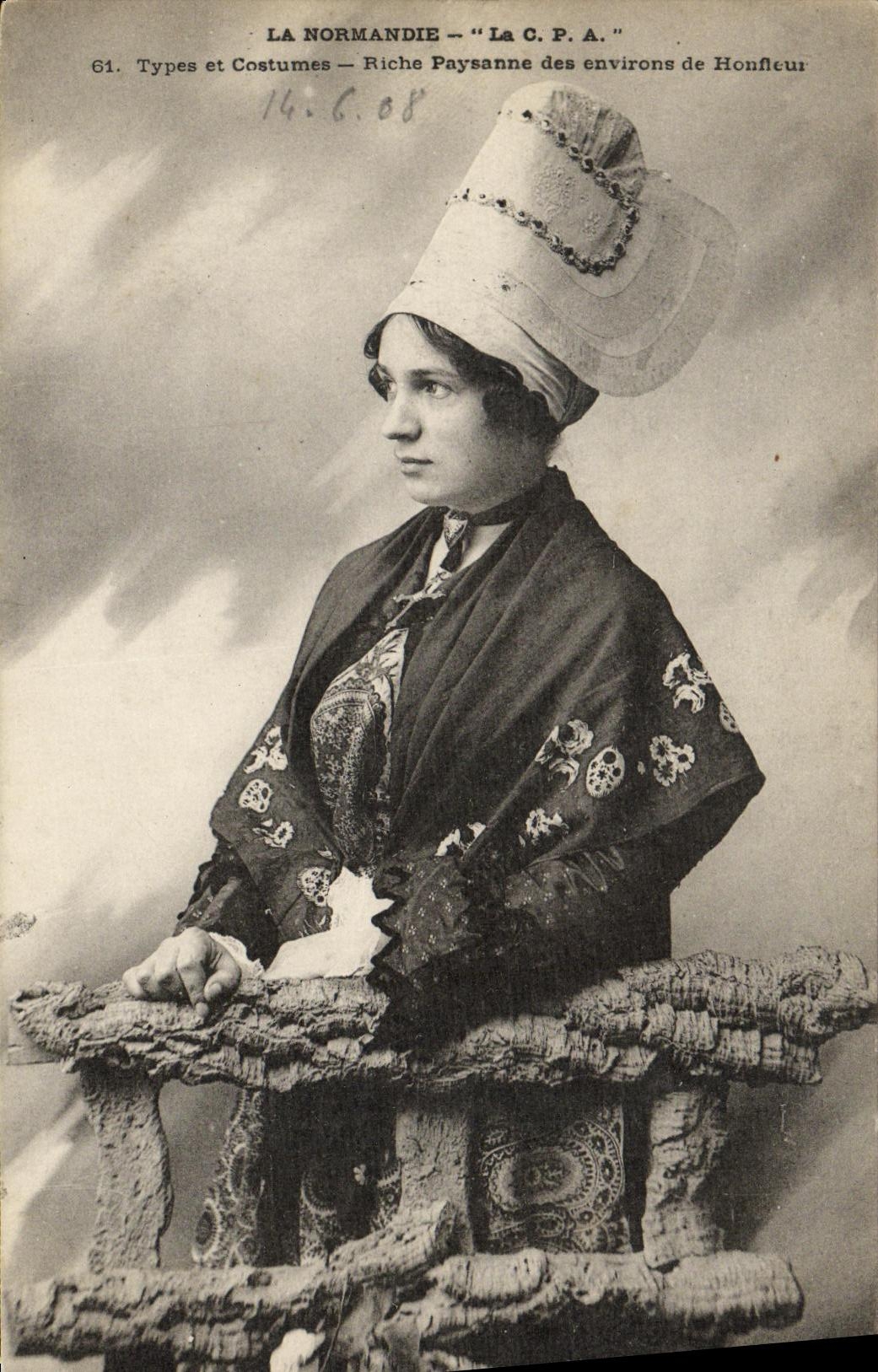 Estandares de Honfleur de la POSTAL de la VENDIMIA y persona rica campesina de los trajes de los alrededores del folklore de Honfleur