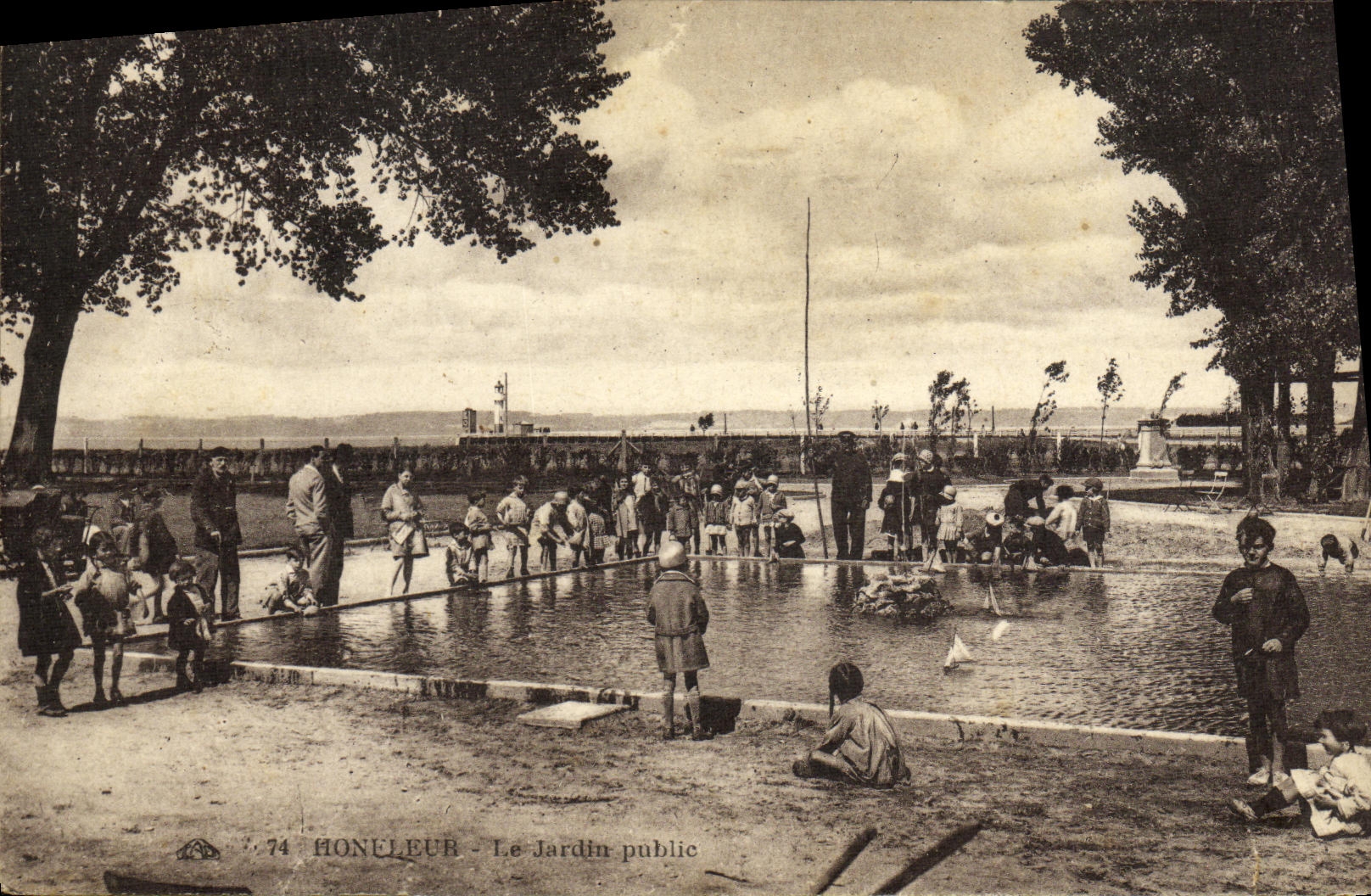 POSTAL Honfleur de la VENDIMIA los ninos del jardin público