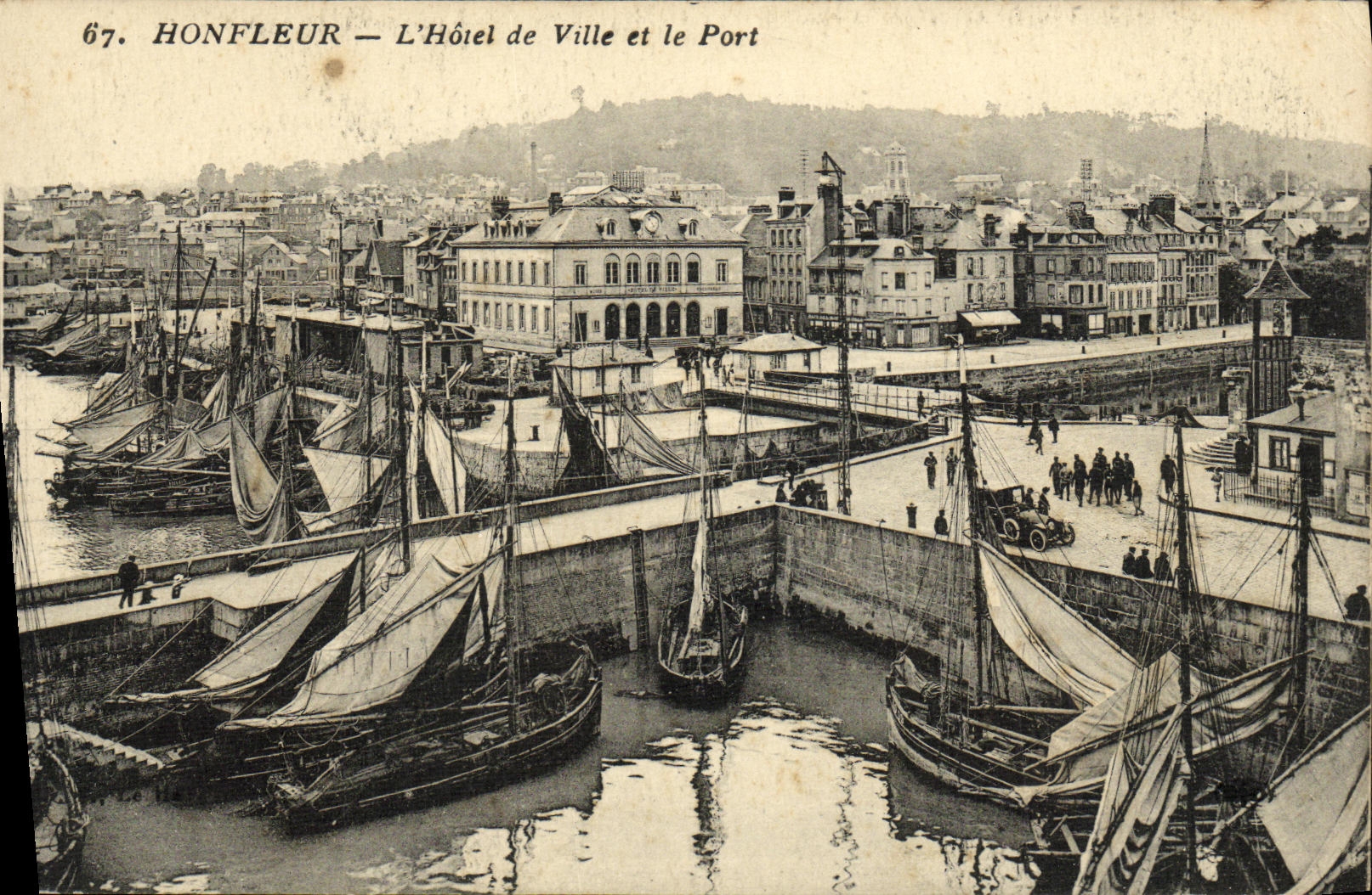 Ayuntamiento de Honfleur de la POSTAL de la VENDIMIA y los barcos portuarios