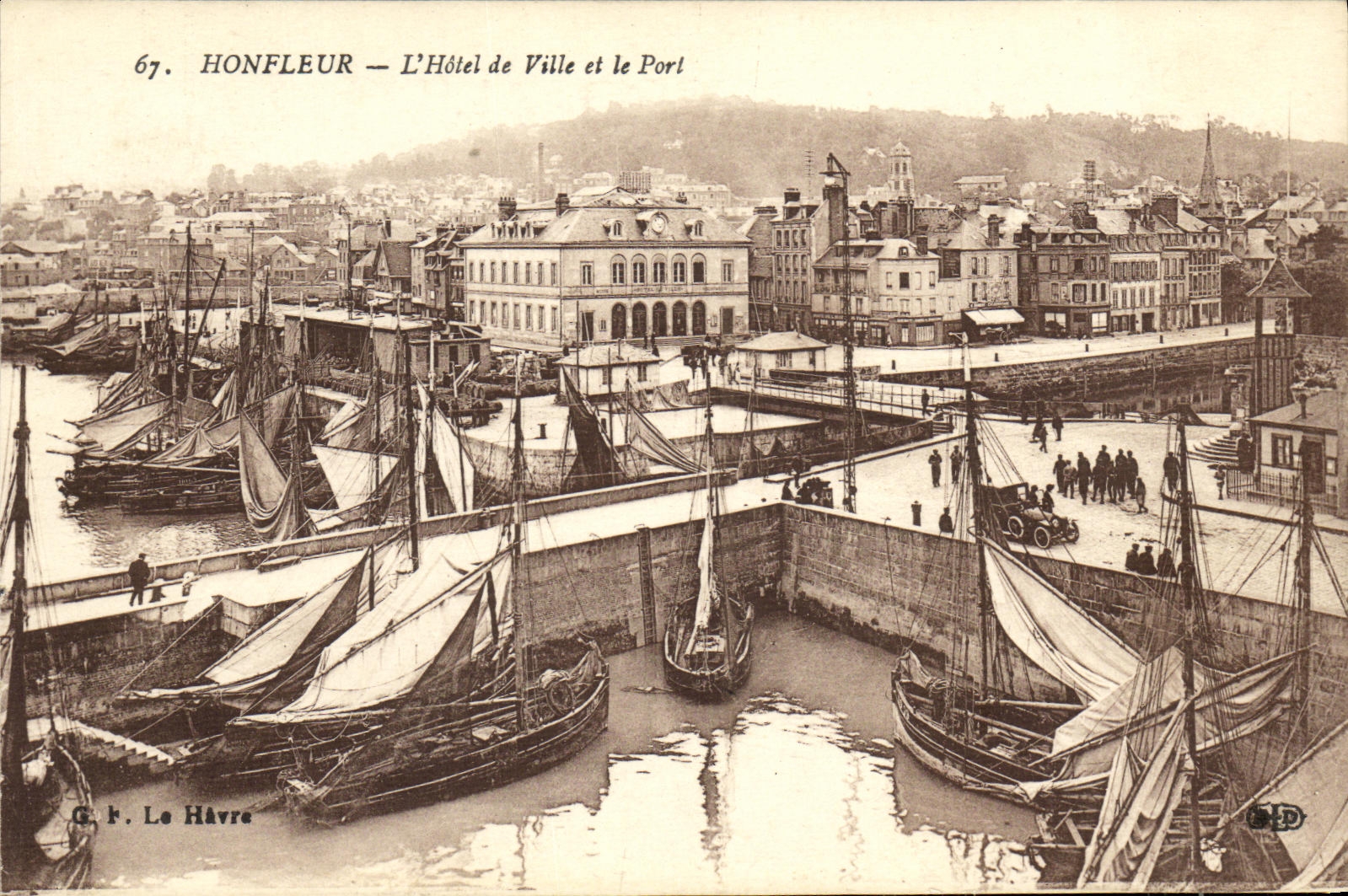 POSTAL Honfleur L ayuntamiento y los barcos portuarios de la VENDIMIA