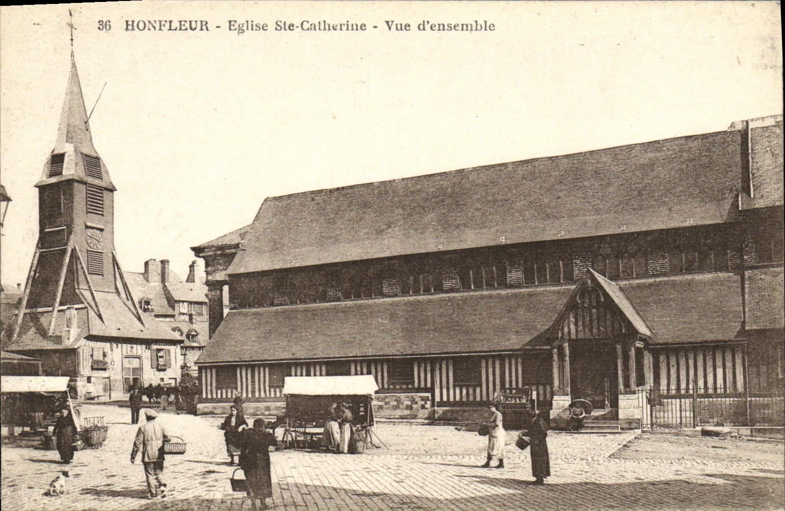 CPA Honfleur L Eglise Saint Catherine Vue d ensemble marche