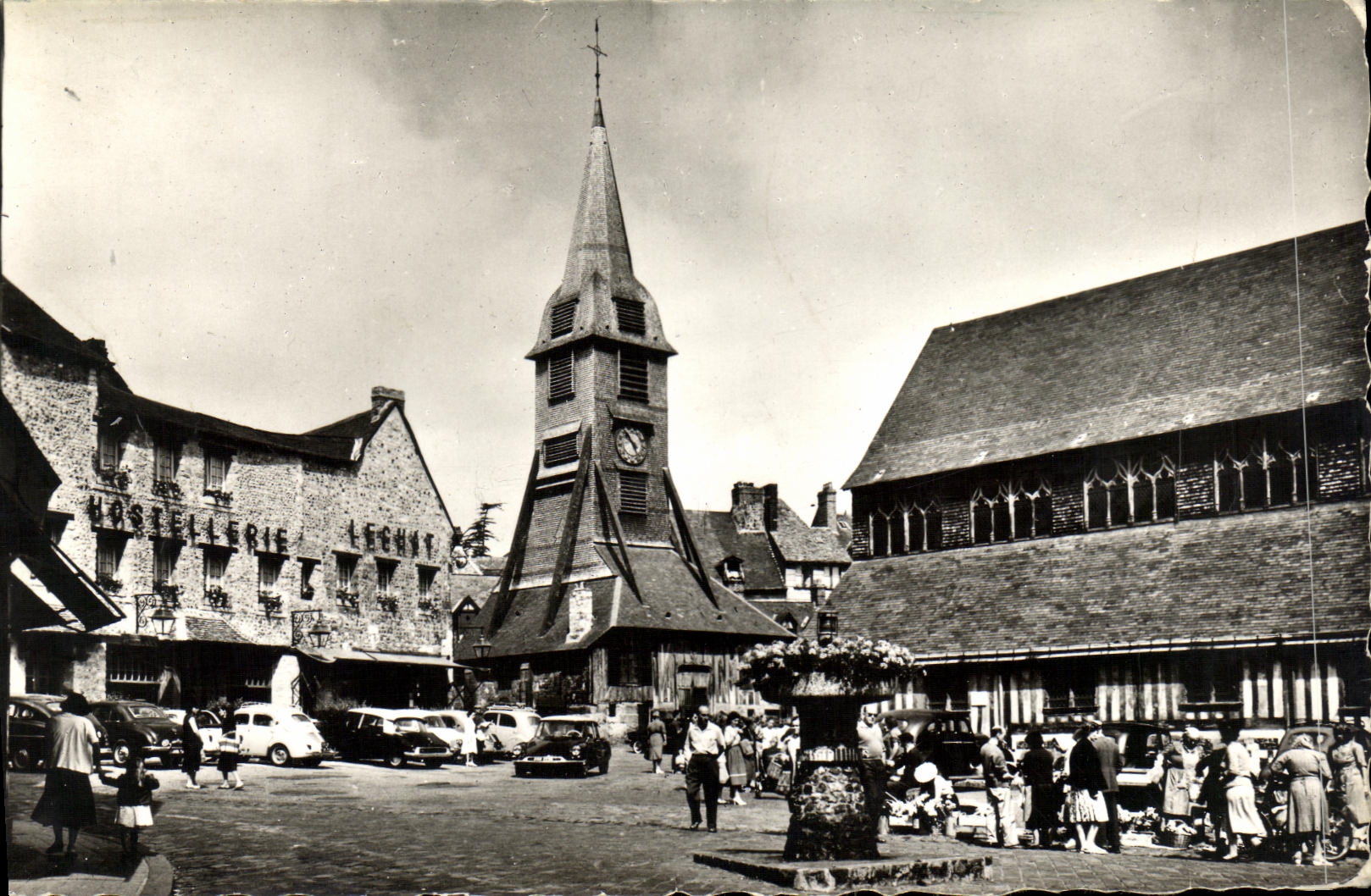 CPA Honfleur La Place Sainte Catherine Marche
