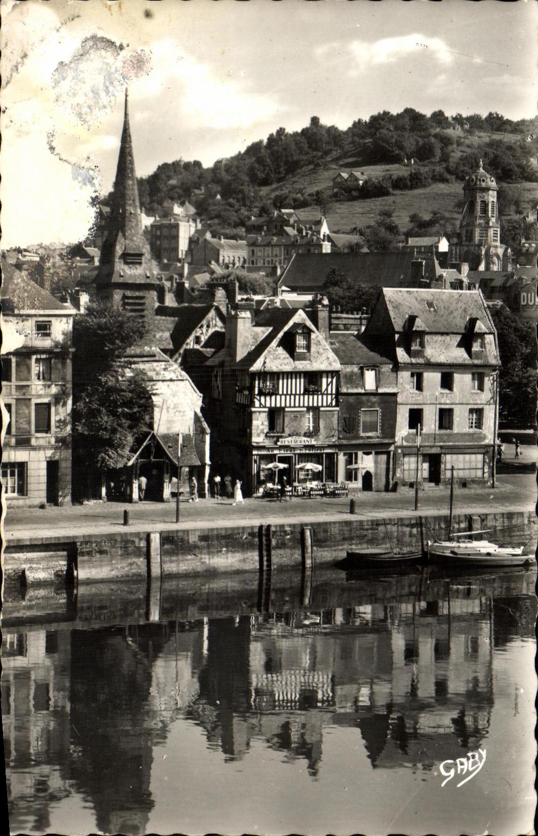 POSTAL MODERNA Honfleur el museo St Etienne y el lavabo viejo