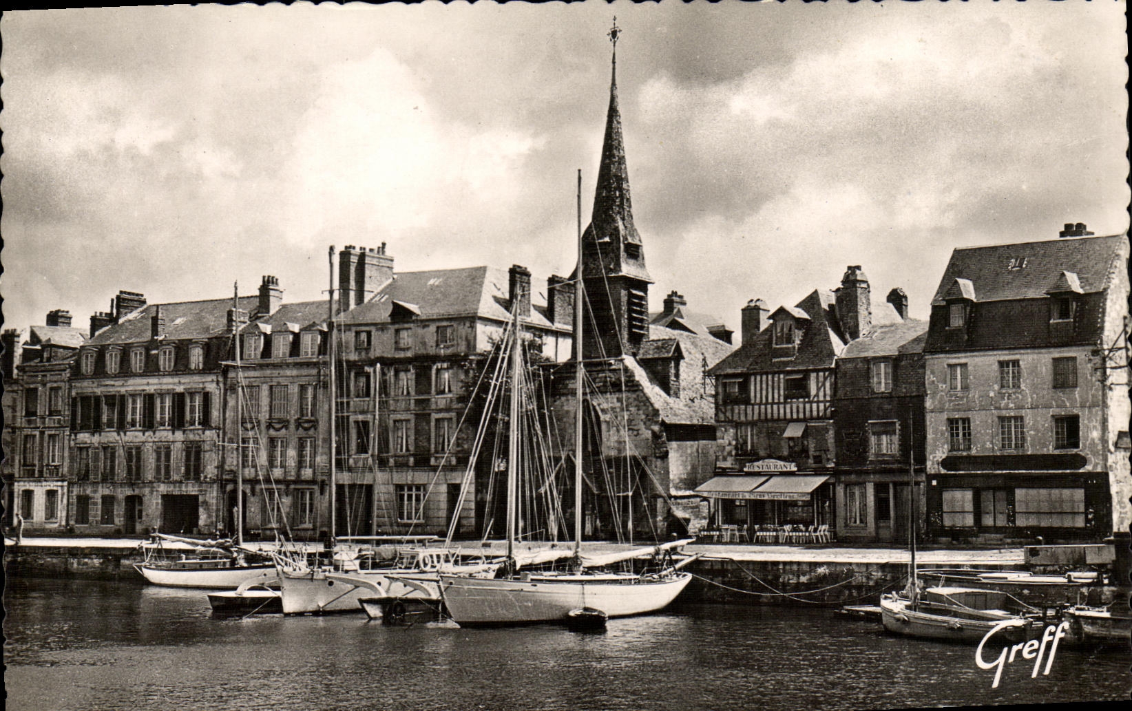 CPM Honfleur Eglise St Etienne Bateau