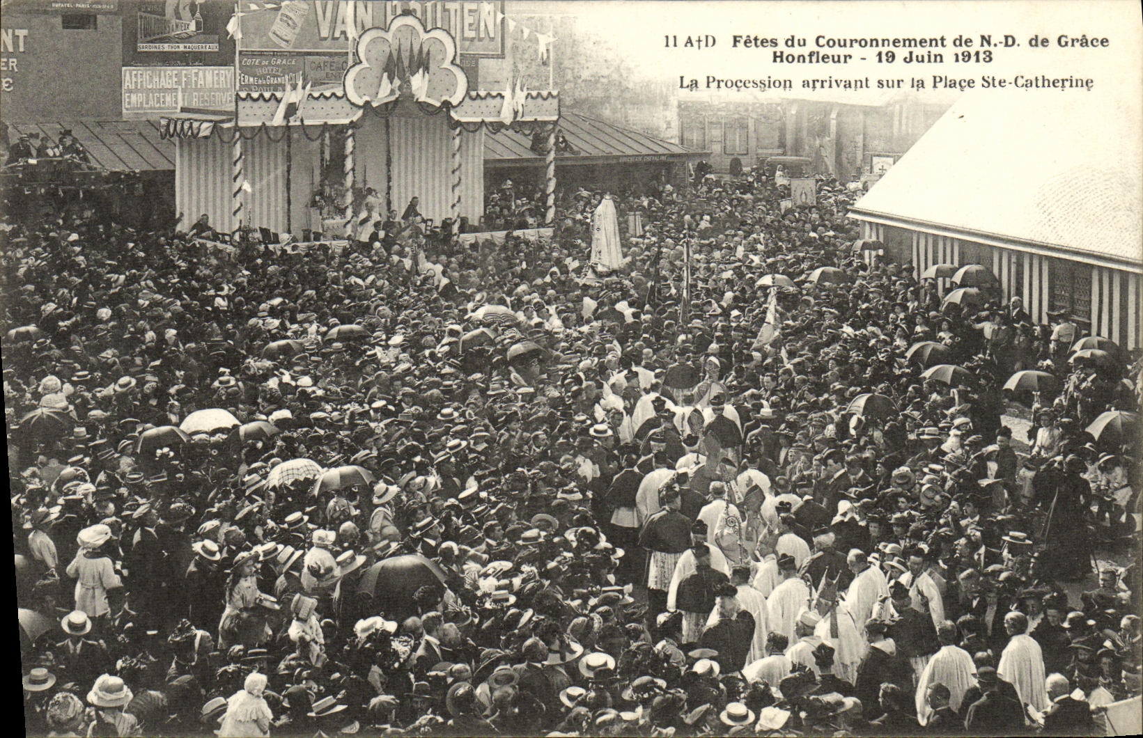 CPA Honfleur Fetes du couronnemetn de ND de Gradce 19 juin 1913 la procession arrivant sur la place Ste Catherine TOP