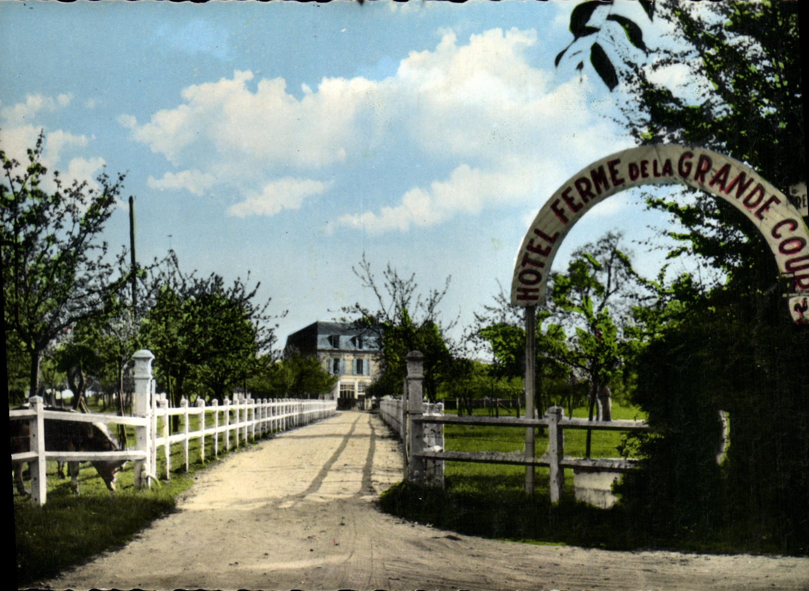 POSTAL MODERNA el hotel de Honfleur cierra la corte grande
