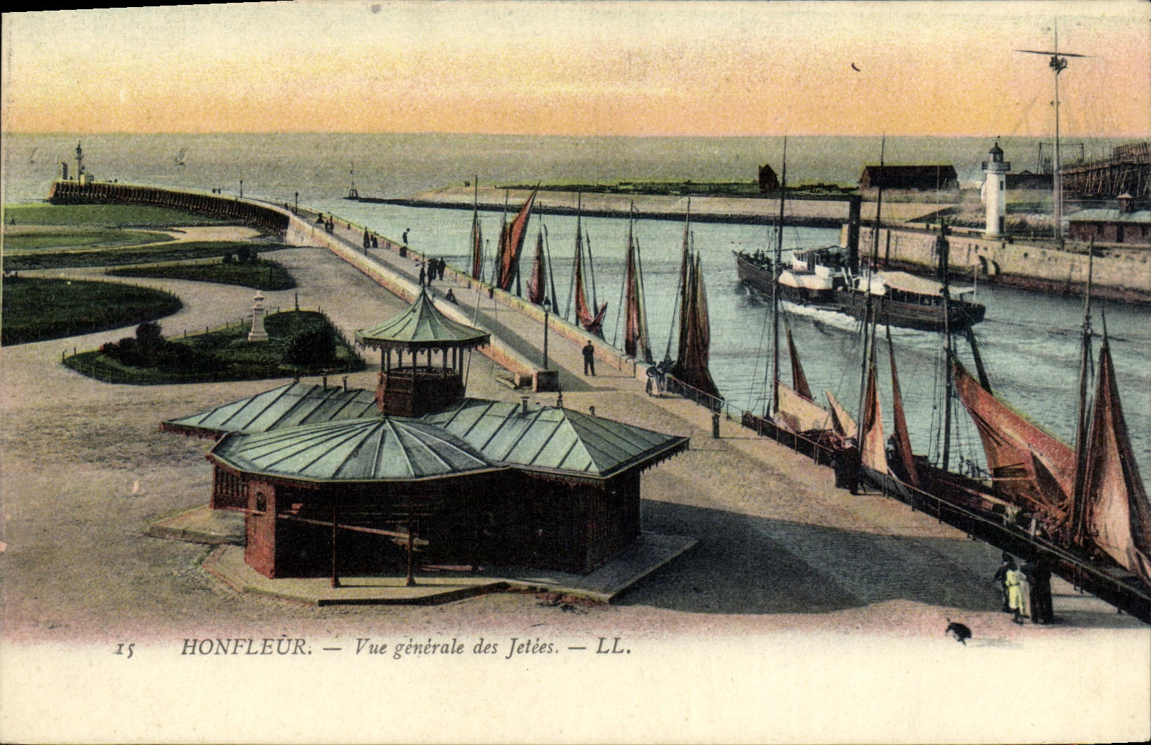 CPA Honfleur Vue Generale des Jetees Bateaux