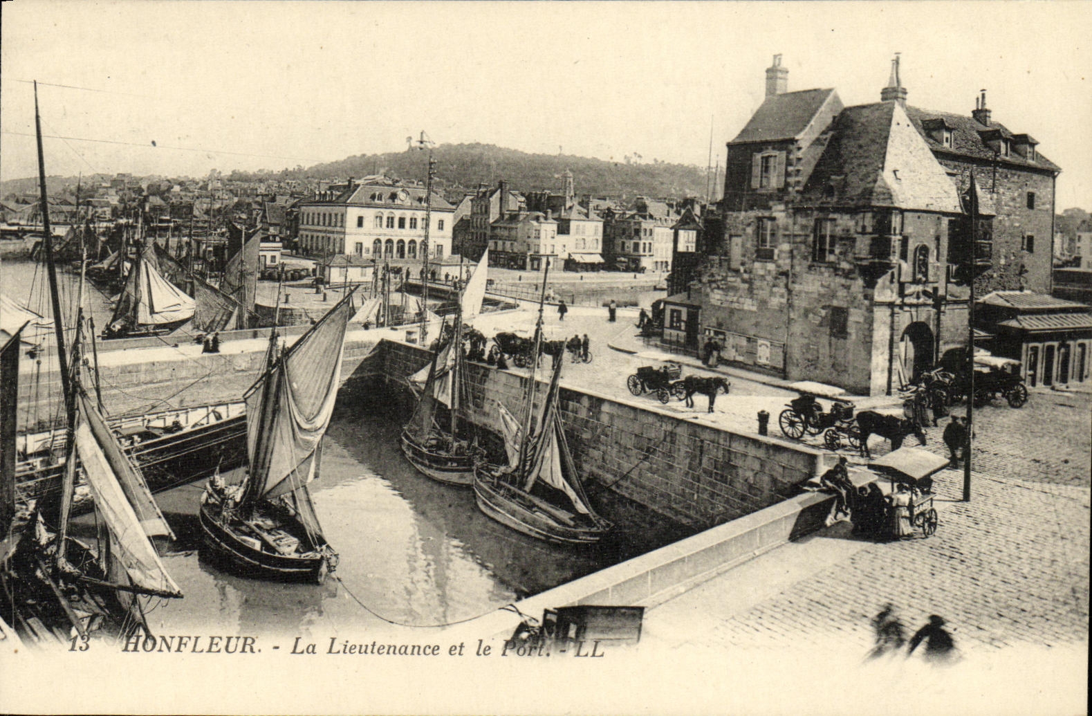 CPA Honfleur La Lieutenance et le Port Bateaux