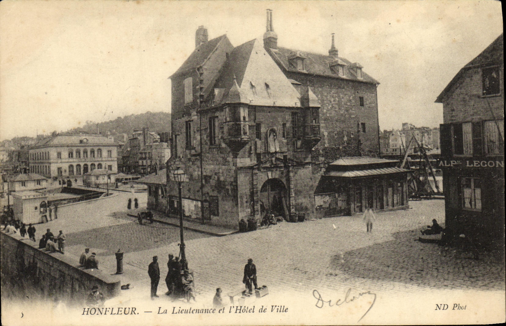 CPA Honfleur La Lieutenance et l Hotel de Ville