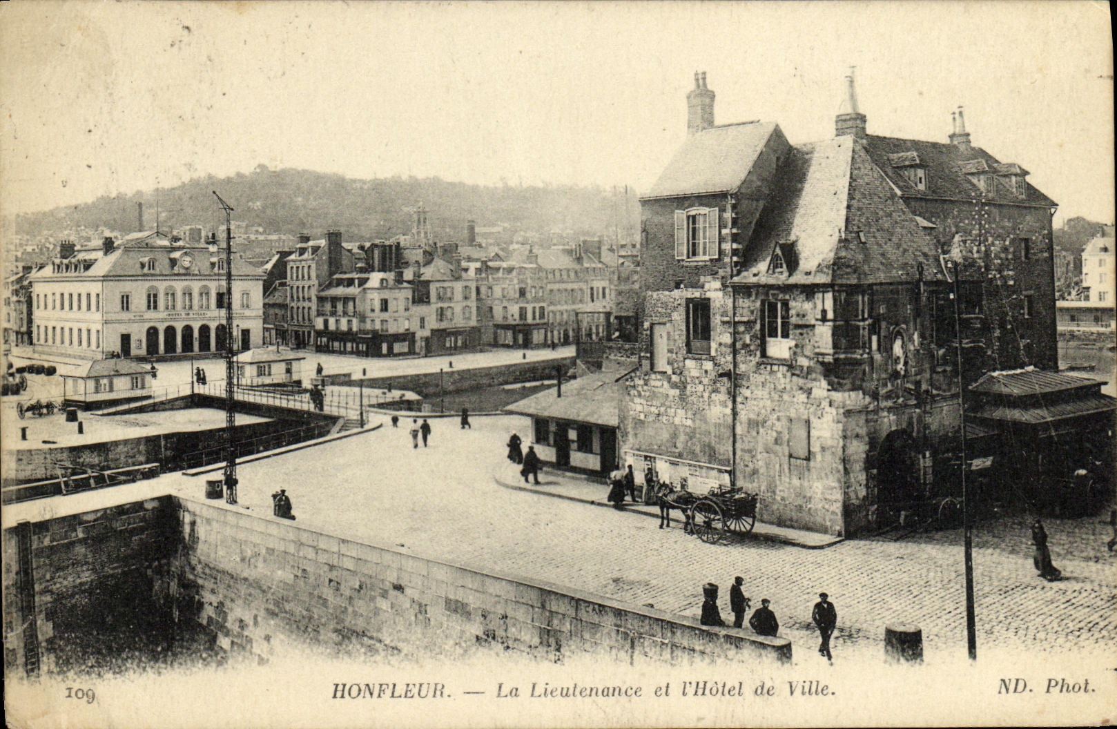 Lugartenencia y L hotel de Honfleur de la POSTAL de la VENDIMIA