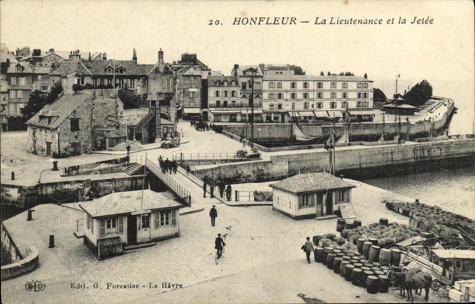 CPA Honfleur La Lieutenance et la Jetee