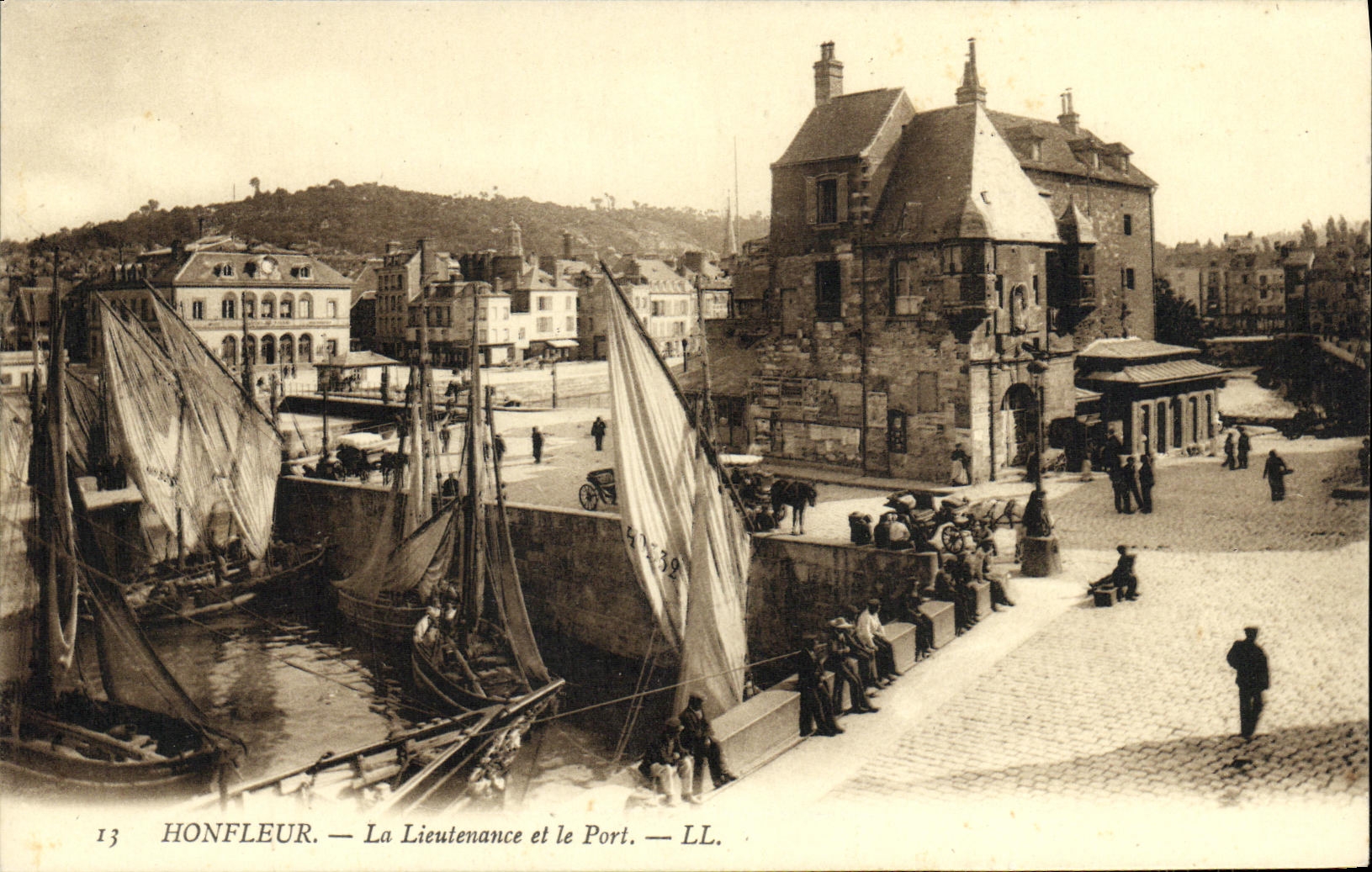 CPA Honfleur La Lieutenance et le Port Bateaux