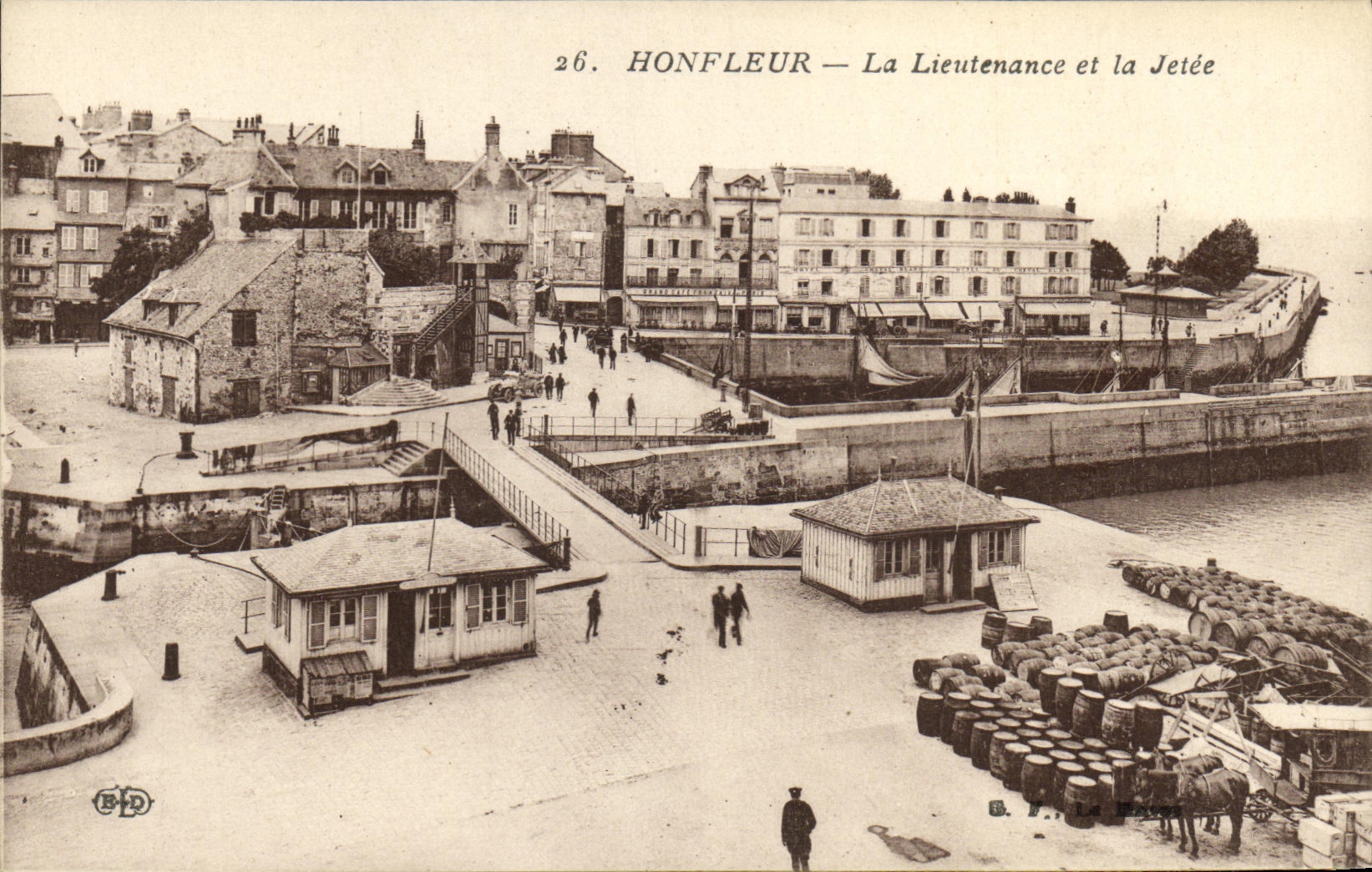 CPA Honfleur La Lieutenance et la Jetee