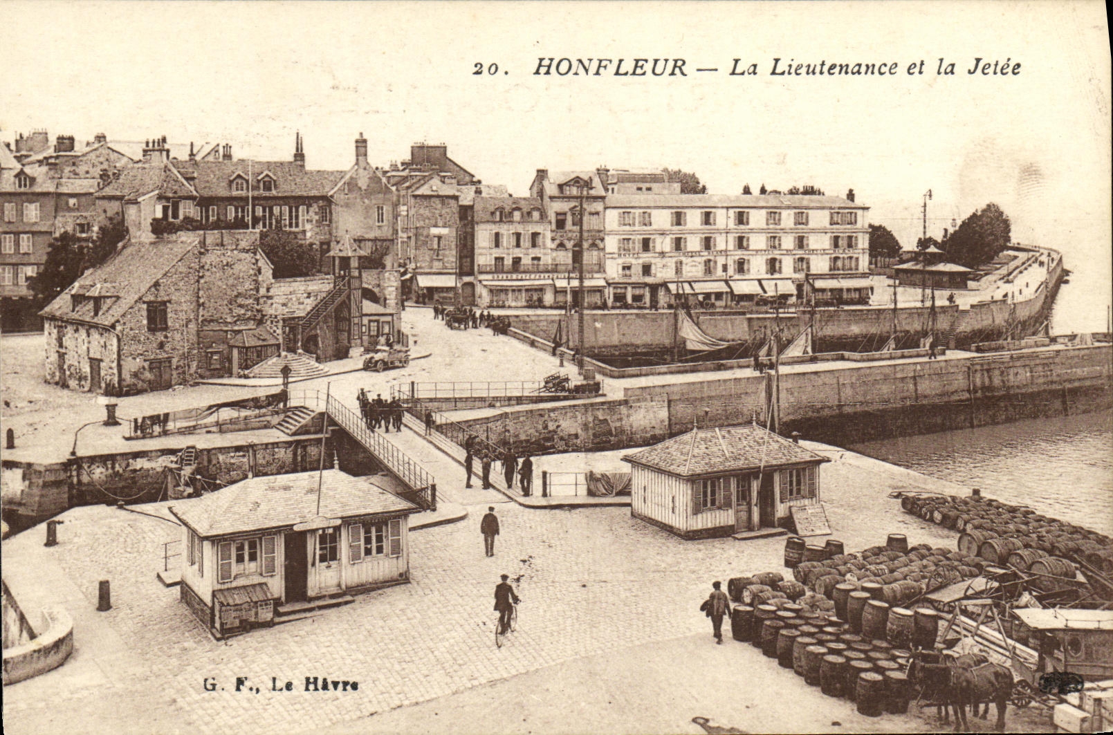 CPA Honfleur La Lieutenance et la Jetee