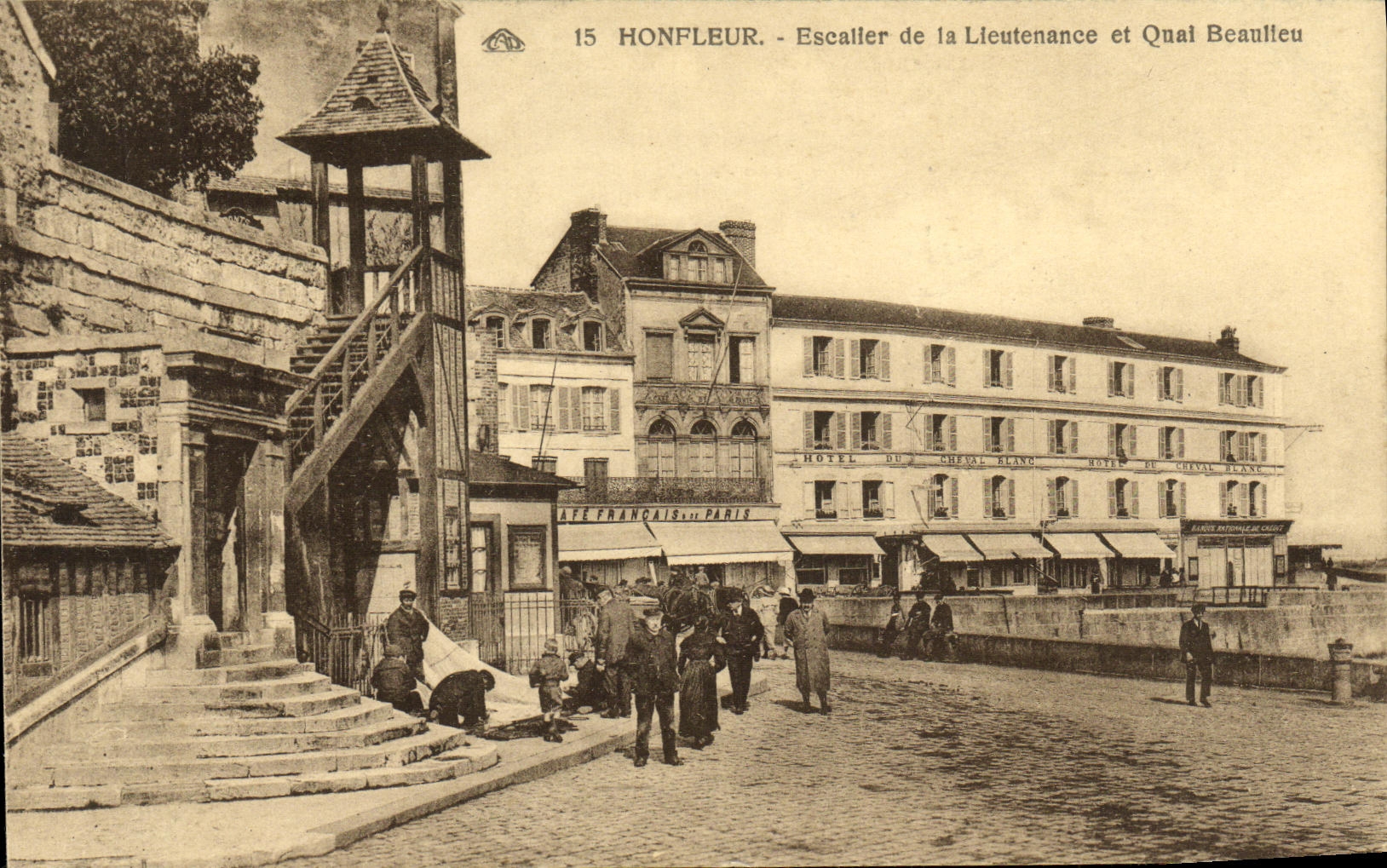 Escalera de Honfleur de la POSTAL de la VENDIMIA del muelle de la lugartenencia y de Beaulieu