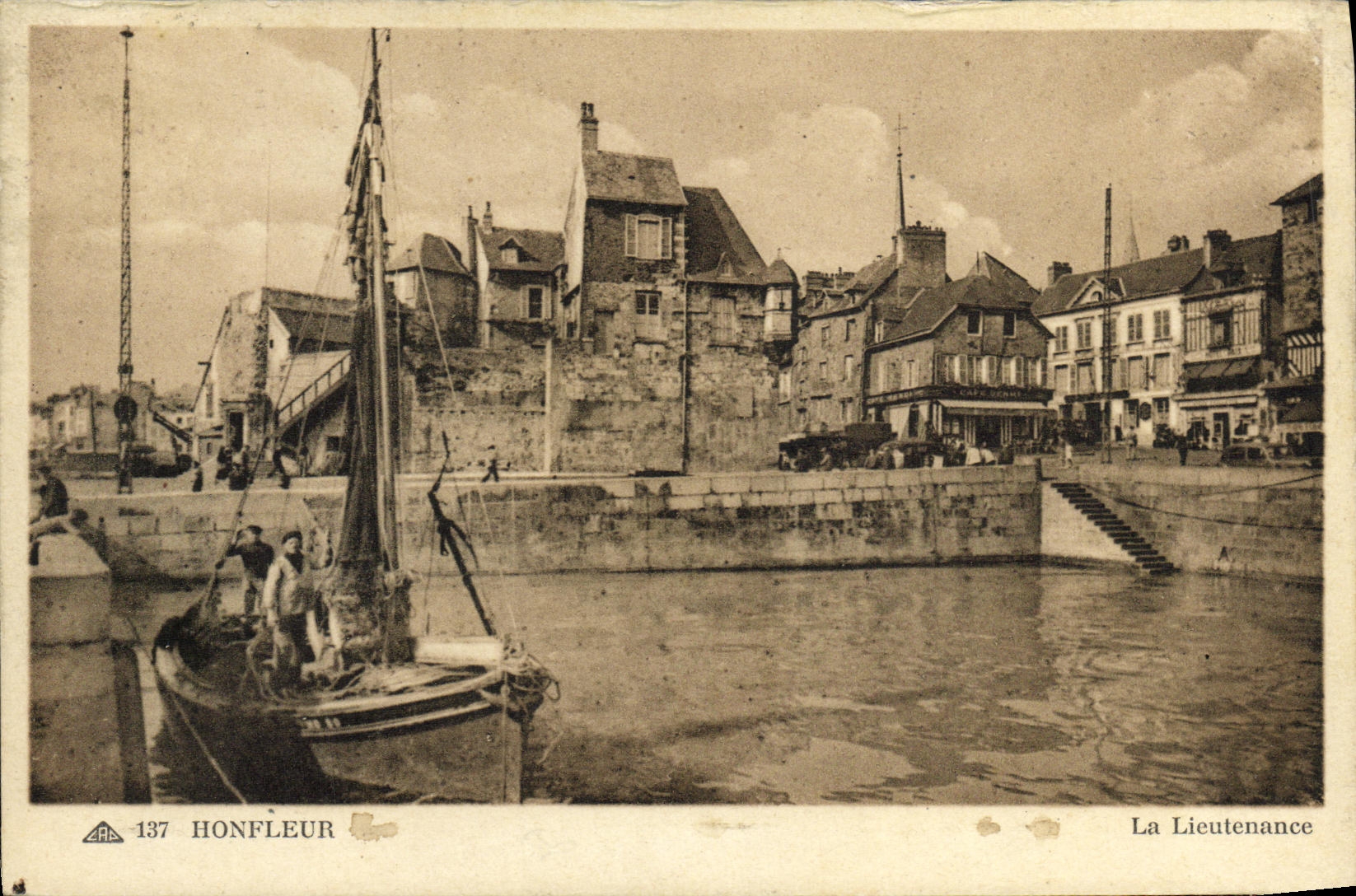 CPA Honfleur La Lieutenance Bateau