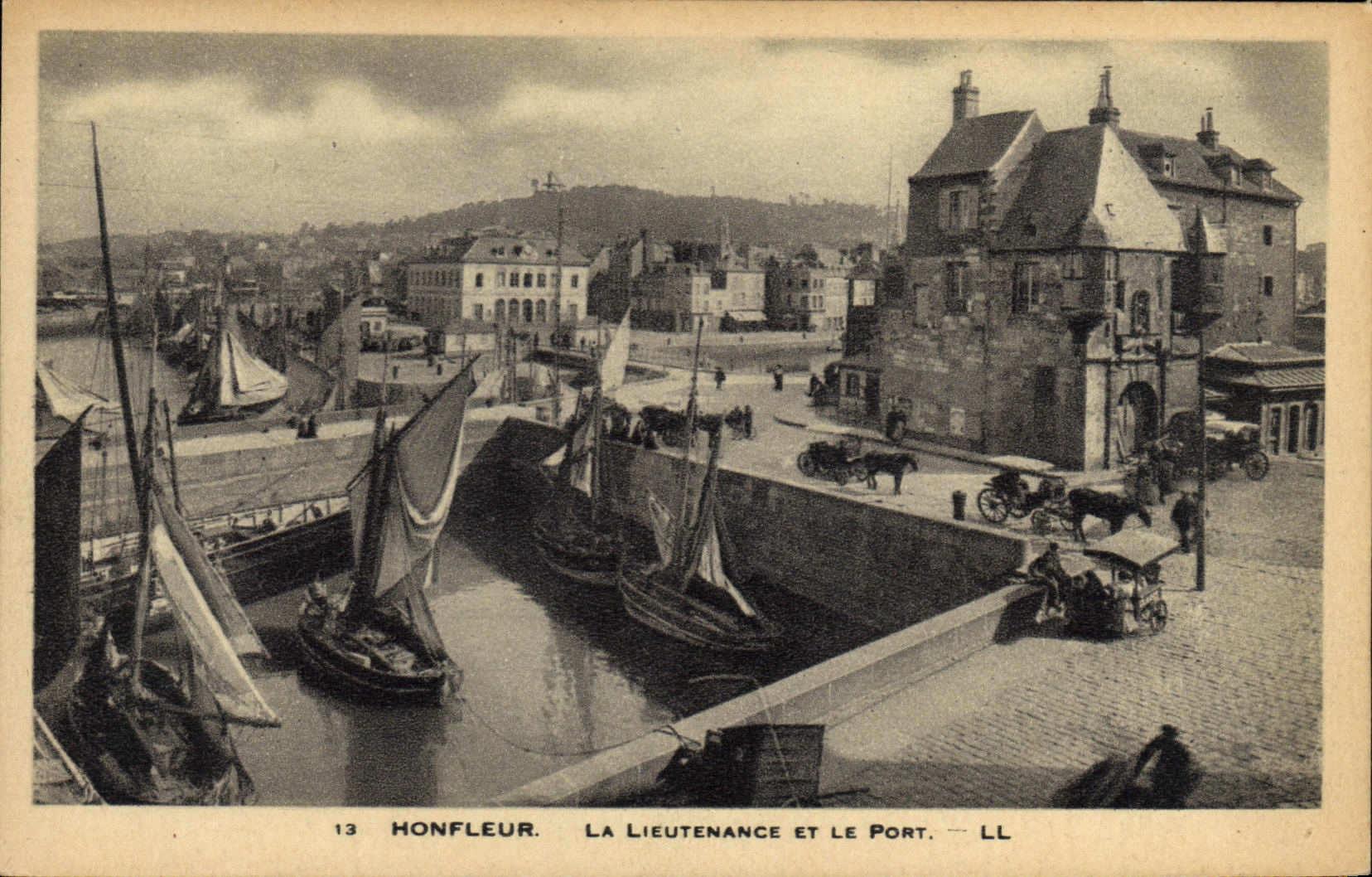 CPA Honfleur La Lieutenance Et le Port Bateaux
