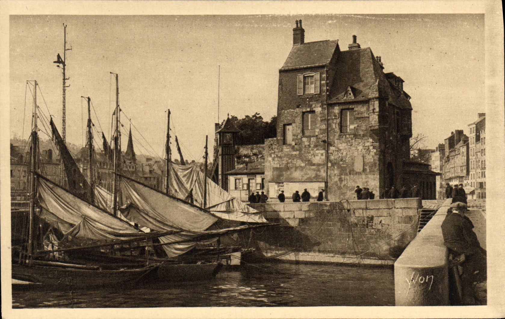 CPA Honfleur La Lieutenance Bateaux