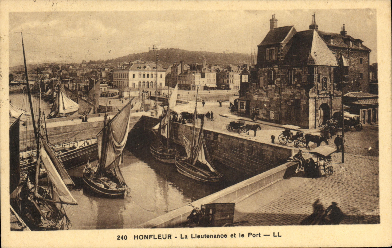 CPA Honfleur La Lieutenance et le Port Bateaux