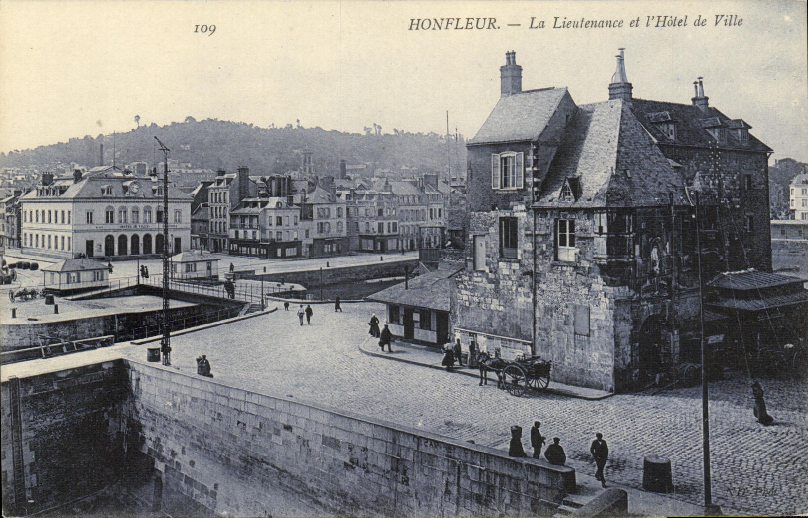 Lugartenencia y el L ayuntamiento de Honfleur de la POSTAL de la VENDIMIA