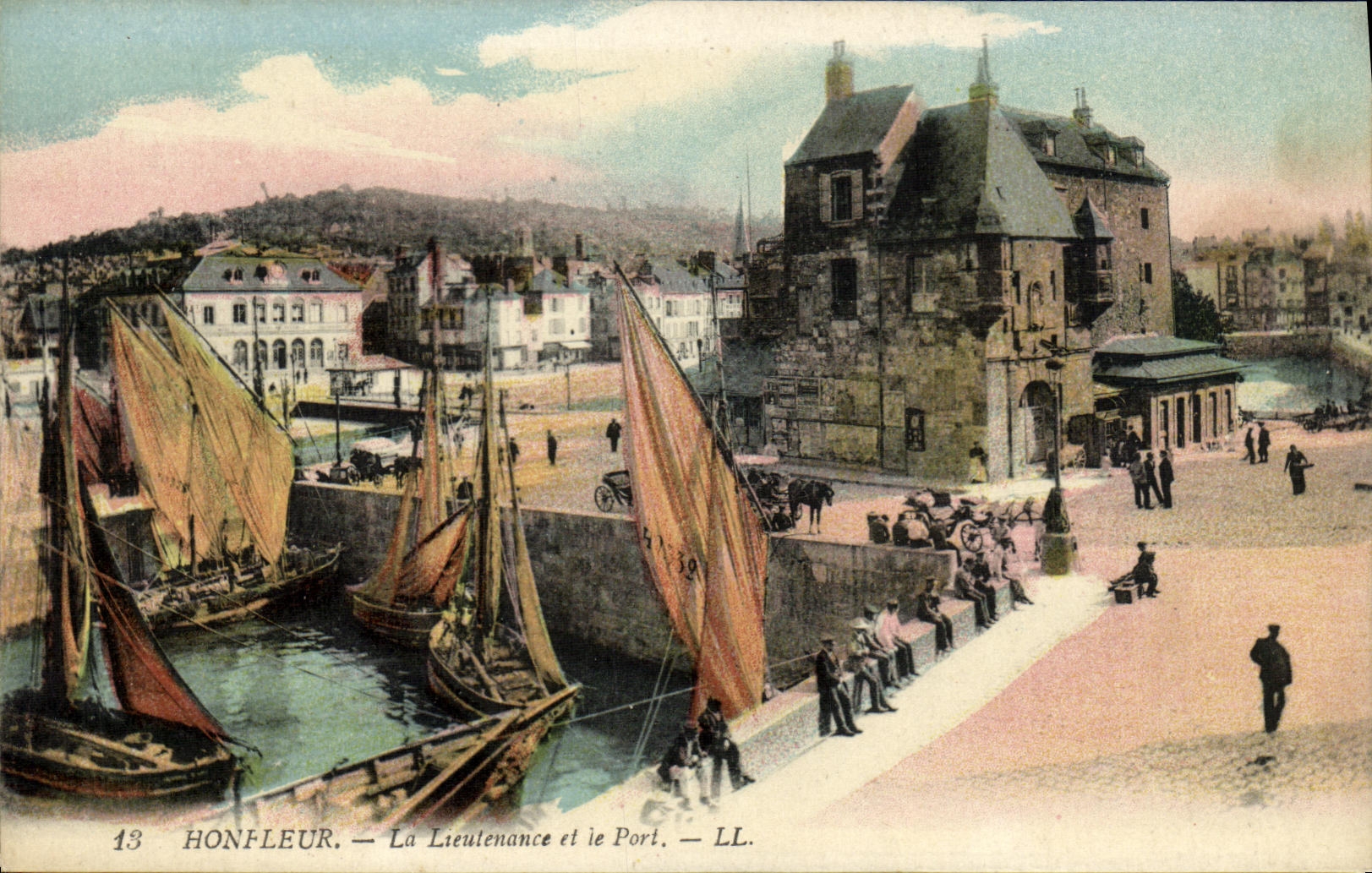 CPA Honfleur La Lieutenance et le Port Bateaux