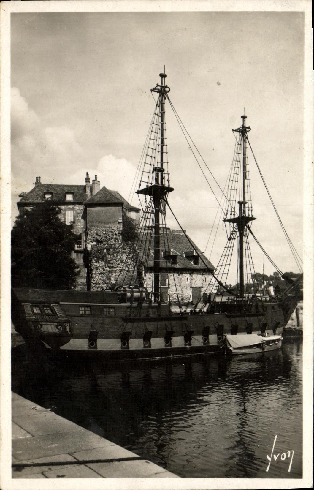 Barco de navegacion de la lugartenencia de Honfleur de la POSTAL de la VENDIMIA