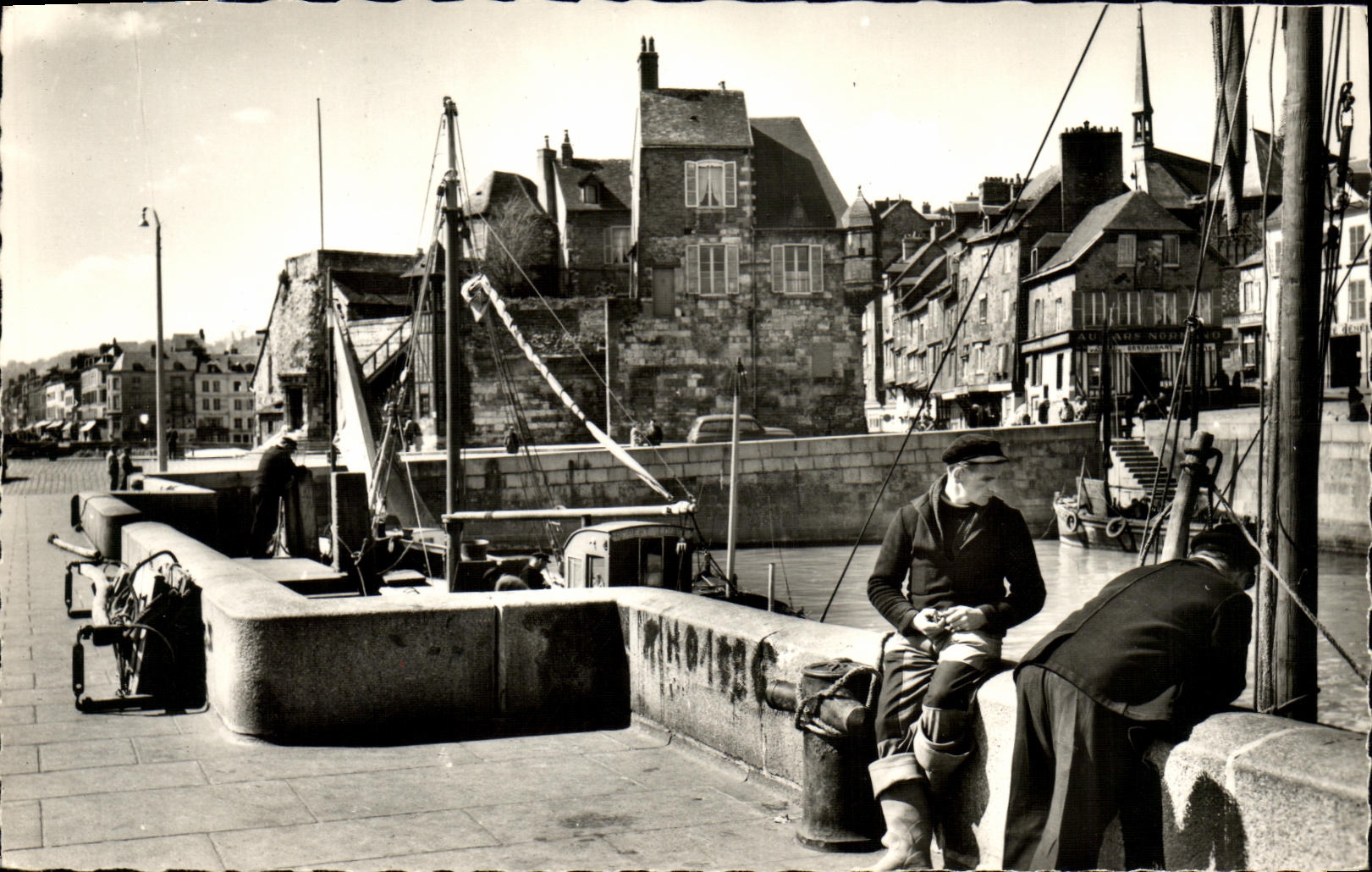 POSTAL MODERNA barco de la lugartenencia de Honfleur del pecado