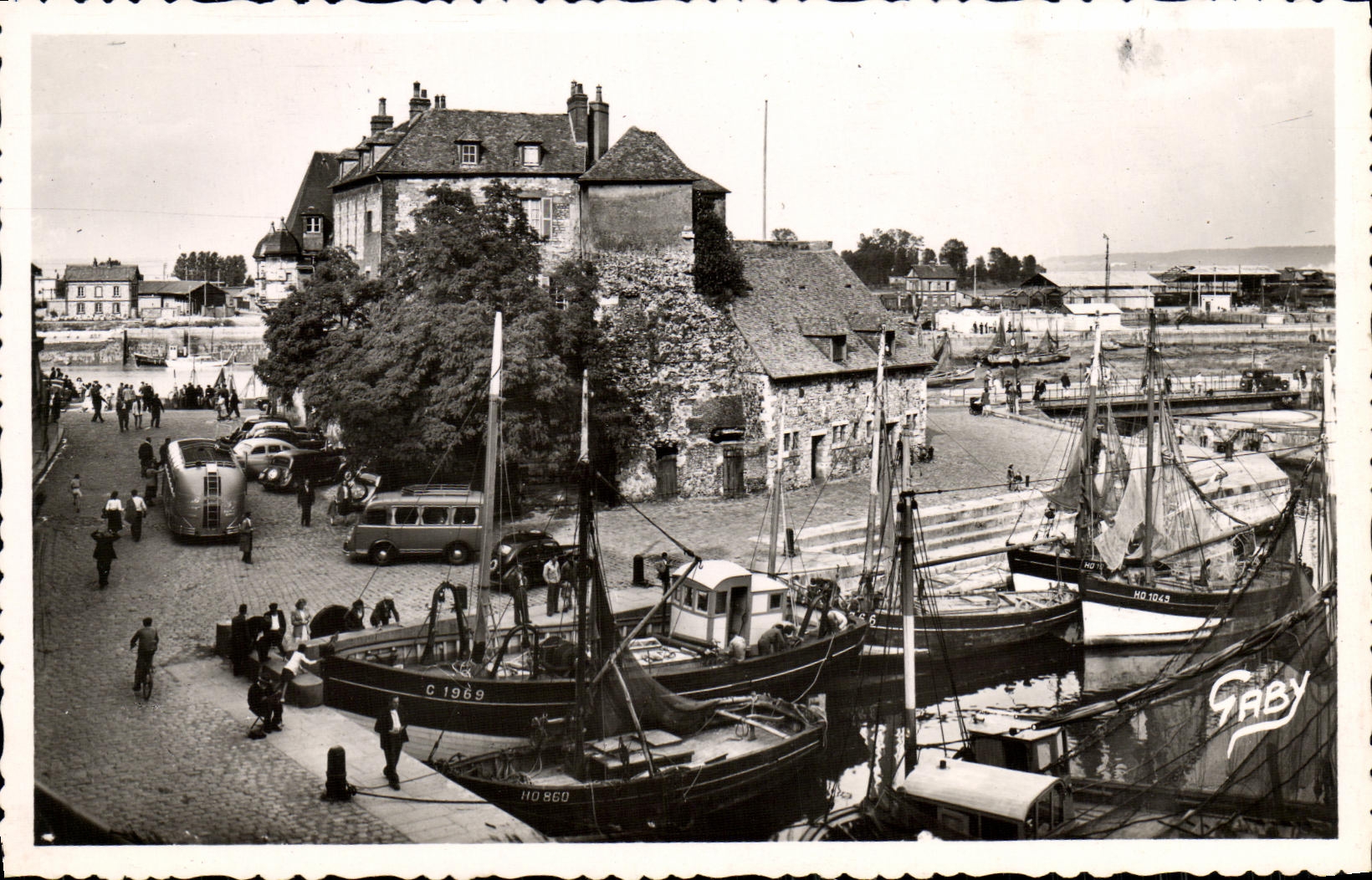 CPM Honfleur La Lieutenance et le Vieux Bassin Bateaux