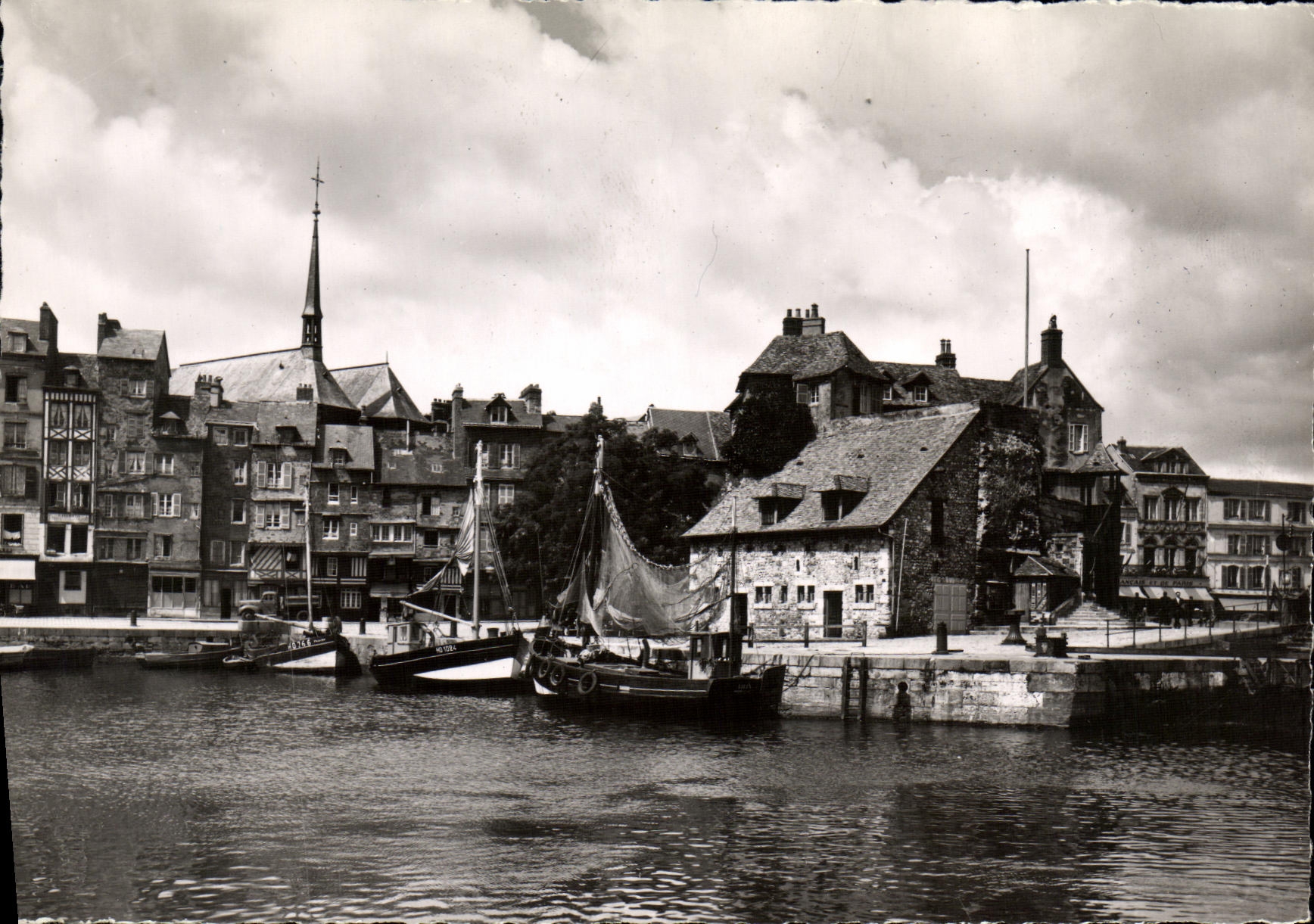 CPM Honfleur La Lieutenance Vieux Bassin