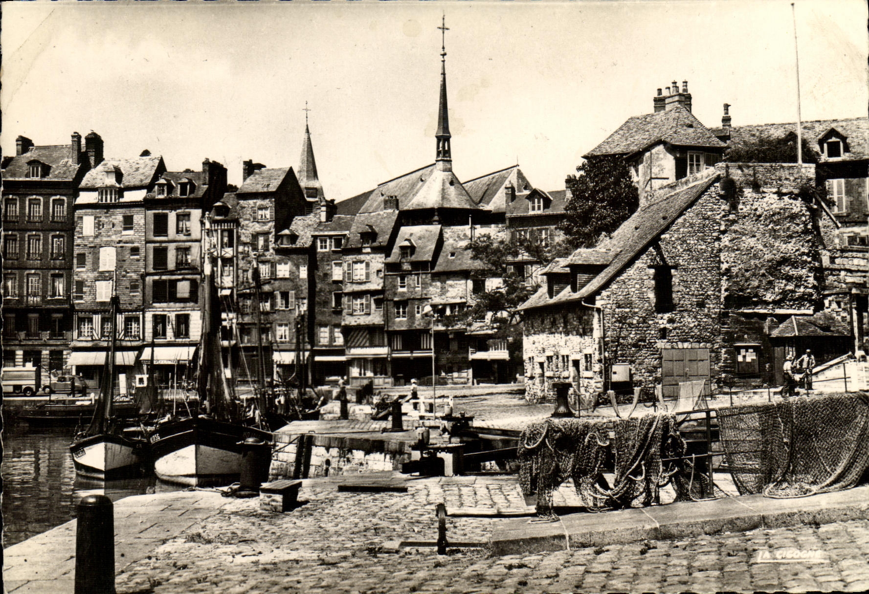 CPM Honfleur La Lieutenance vue des ecluses