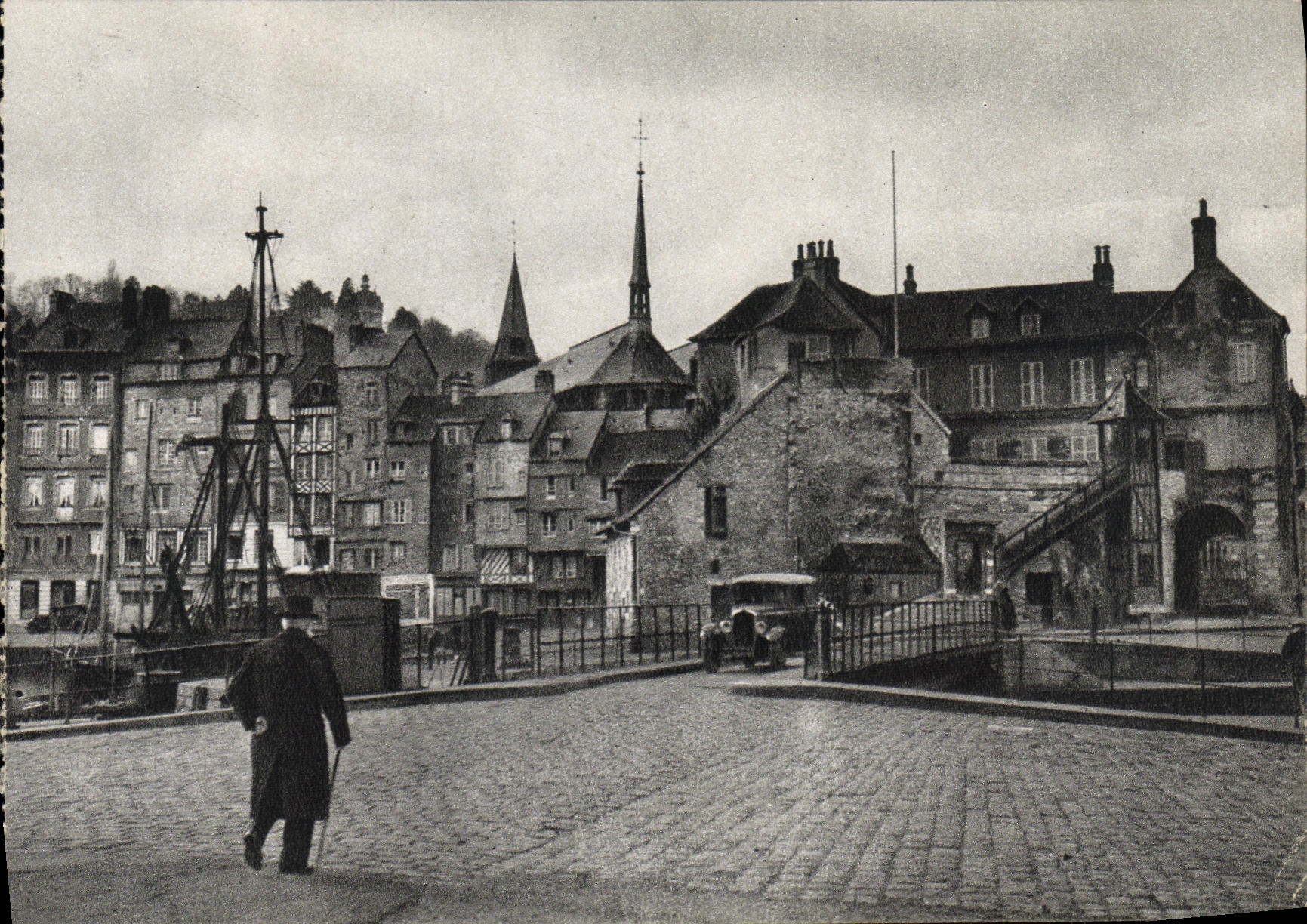 CPA Honfleur Vu du port et la Lieutenance 