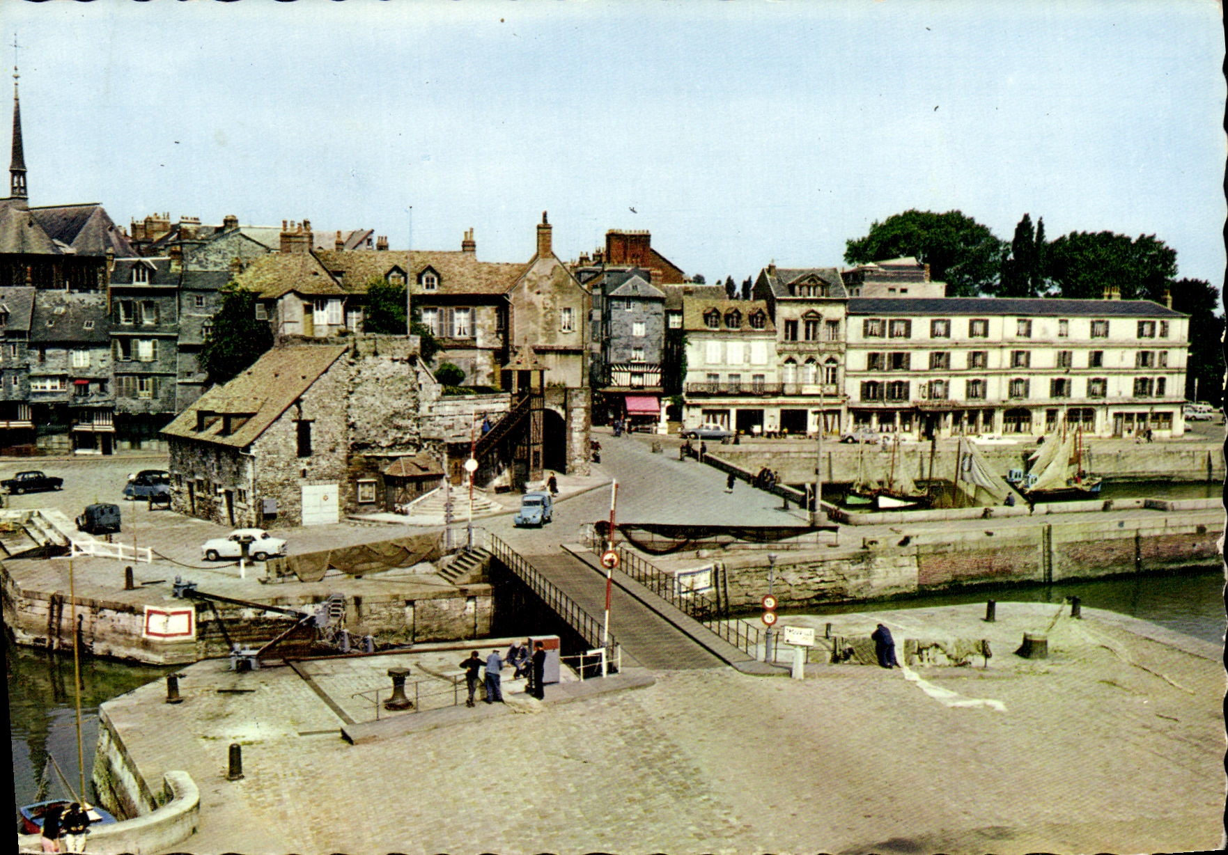 POSTAL MODERNA lugartenencia y cerraduras de Honfleur