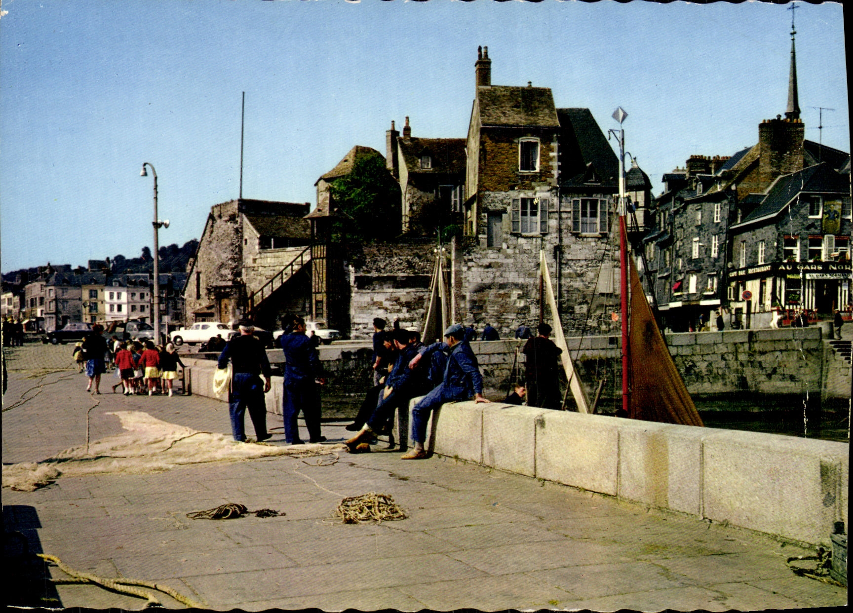 POSTAL MODERNA Honfleur la lugartenencia y la esquina de los pecadores