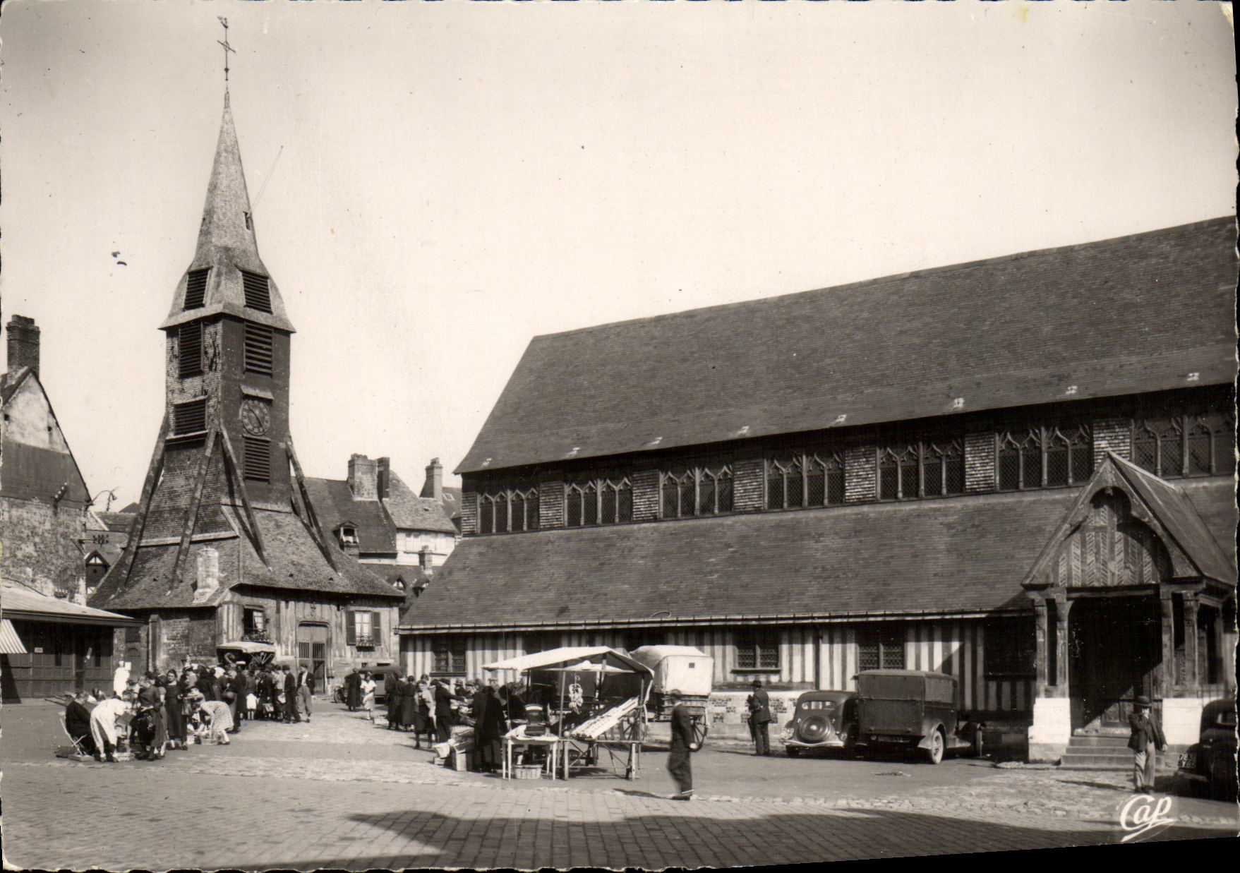 CPM Honfleur L Eglise Sainte Catherine et le Marche