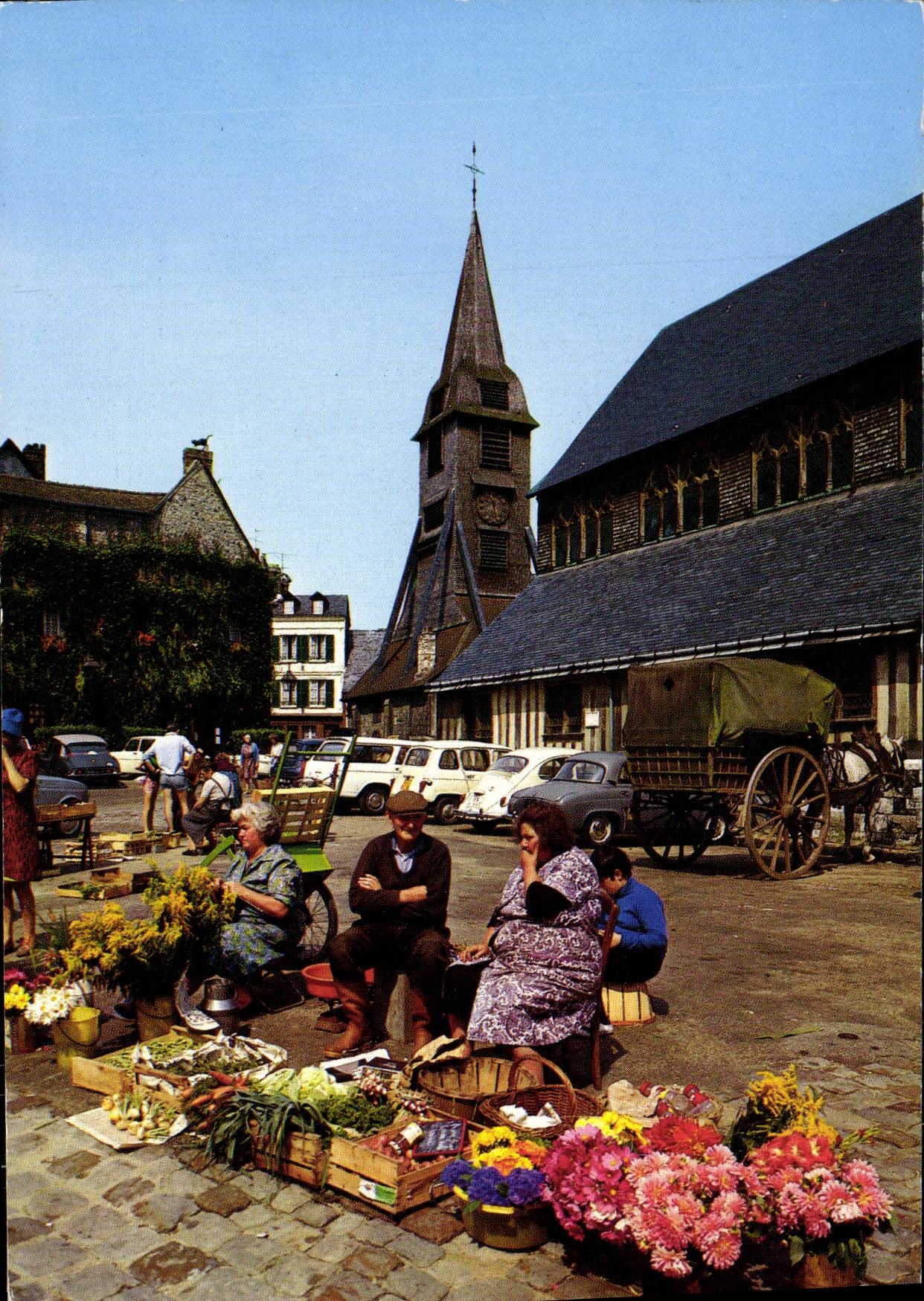 CPM Honfleur L Eglise Sainte Catherine et le Marche