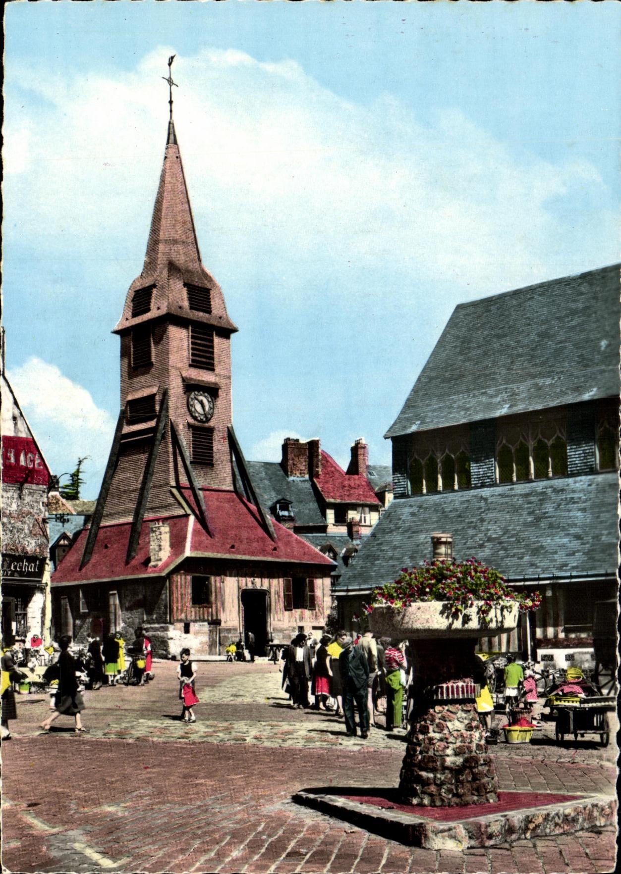 CPM Honfleur La place Sainte Catherine et le vieux clocher