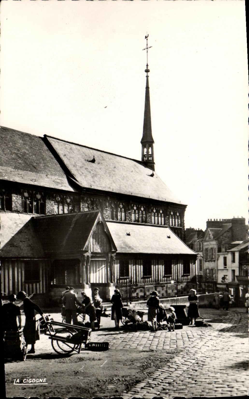 CPM Honfleur La Place Sainte Catherine L eglise Marche