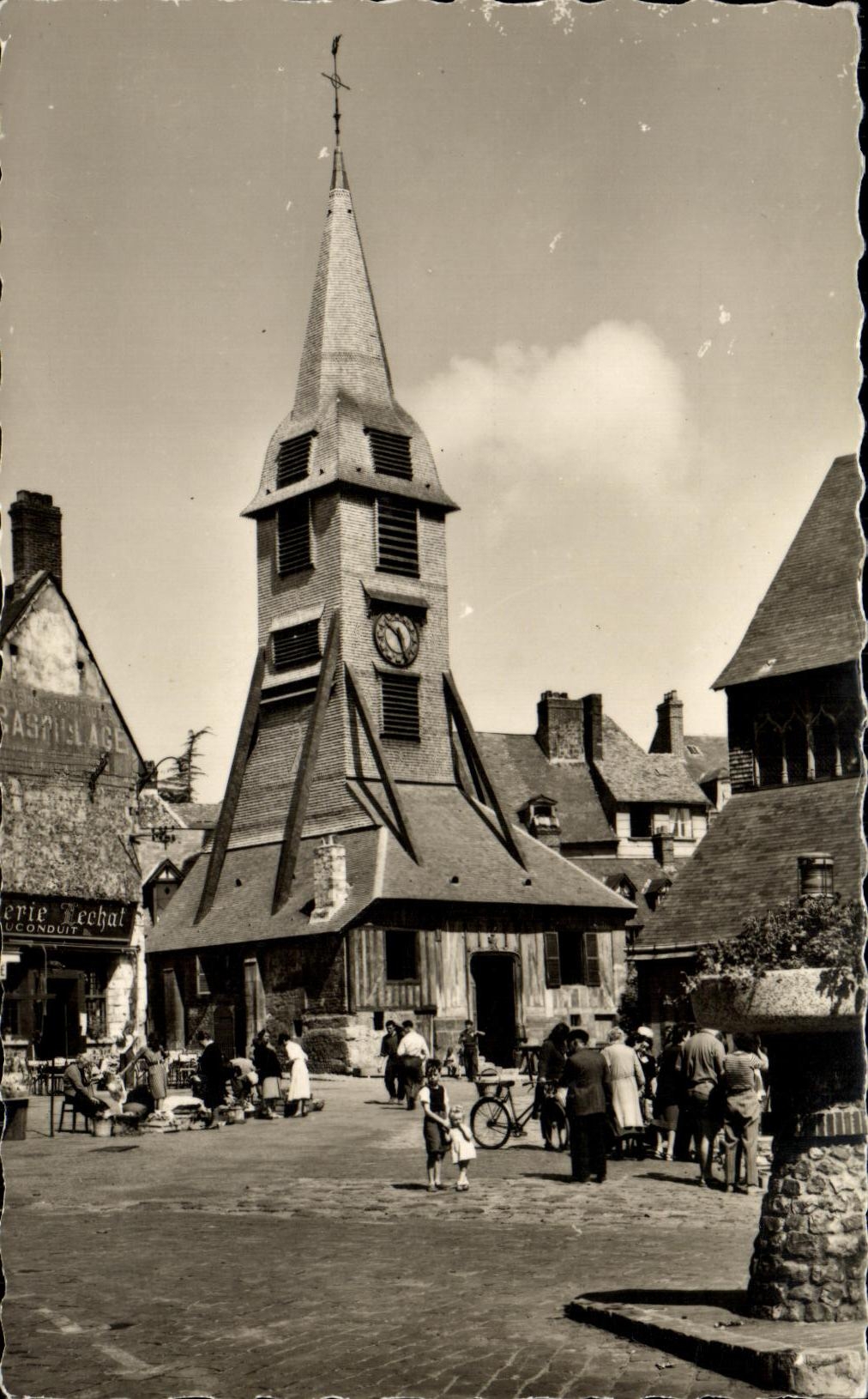 CPM Honfleur La Place Sainte Catherine et le vieux clocher Marche